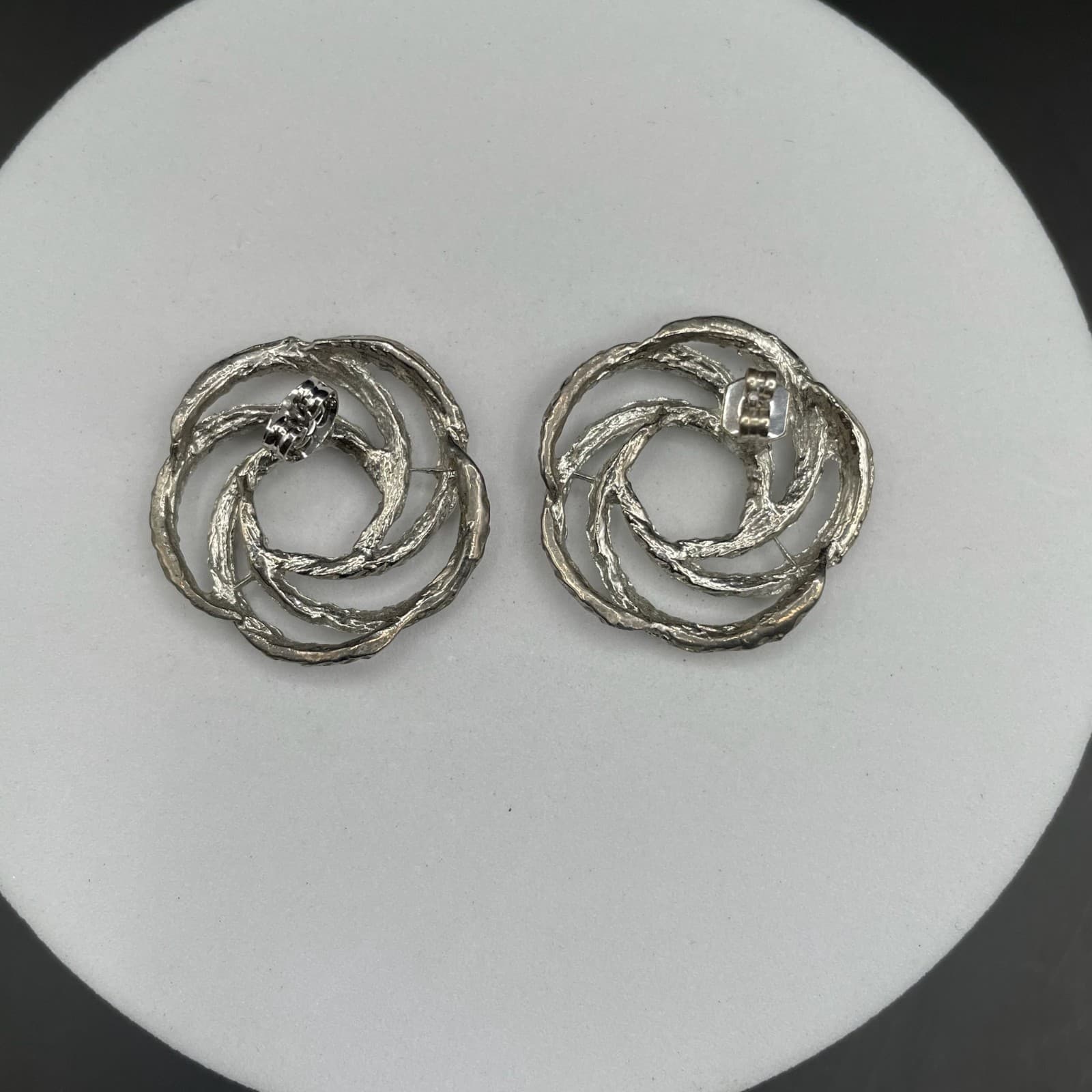 Silver Tone Rope Swirl Stud Earrings Vintage Classic Style - Thumbnail 4