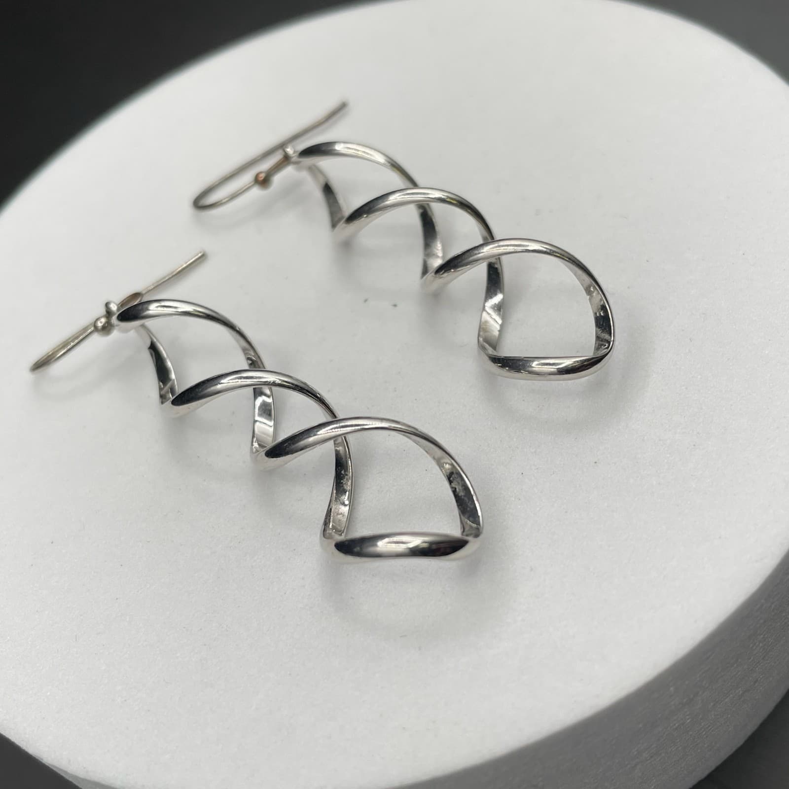 Silver Tone Twisted Ribbon Dangle Earrings Modern Minimalist Chic - Thumbnail 3