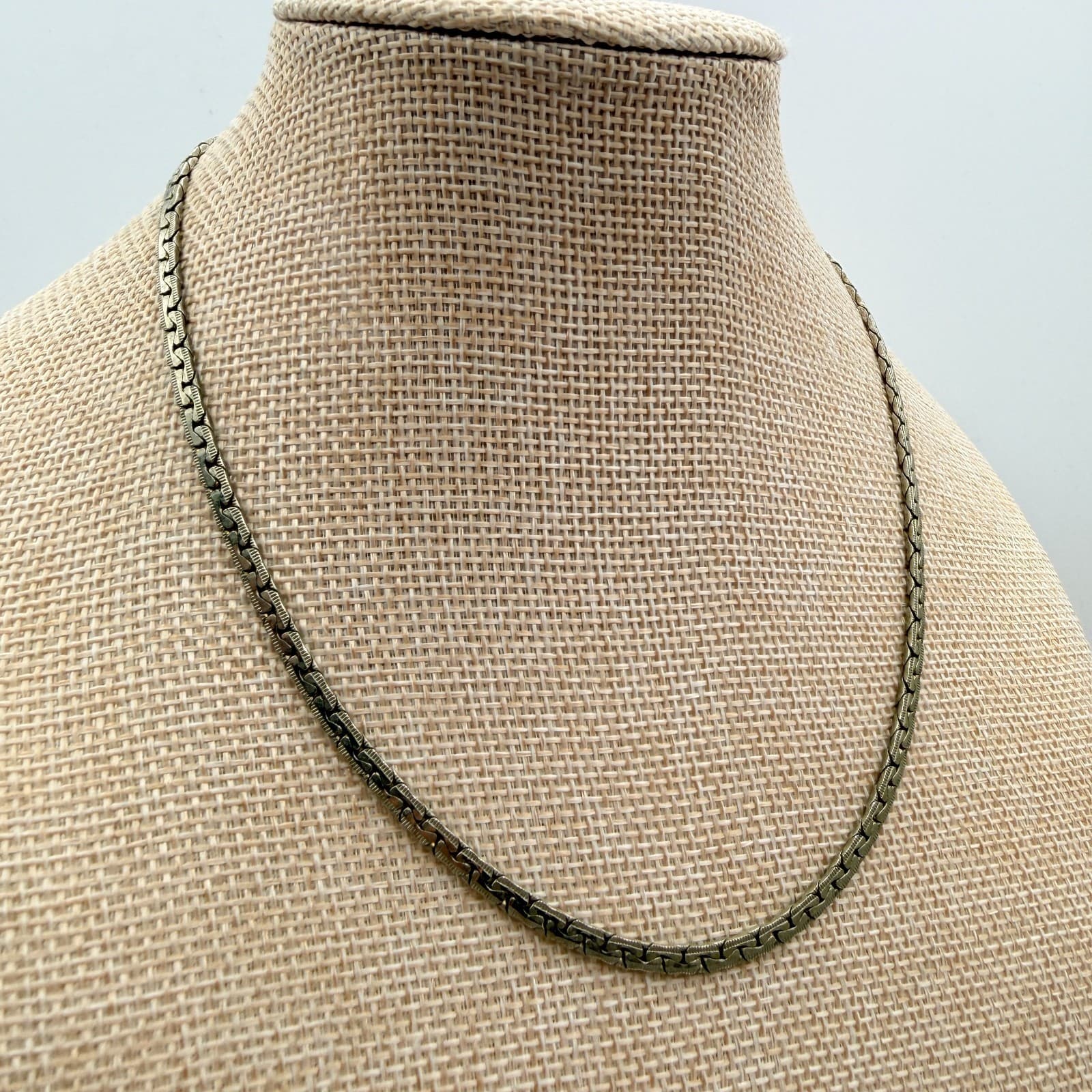 Vintage 90s SilverTone Textured S-Link Chain Necklace Minimalist Fashion Jewelry - Thumbnail 5