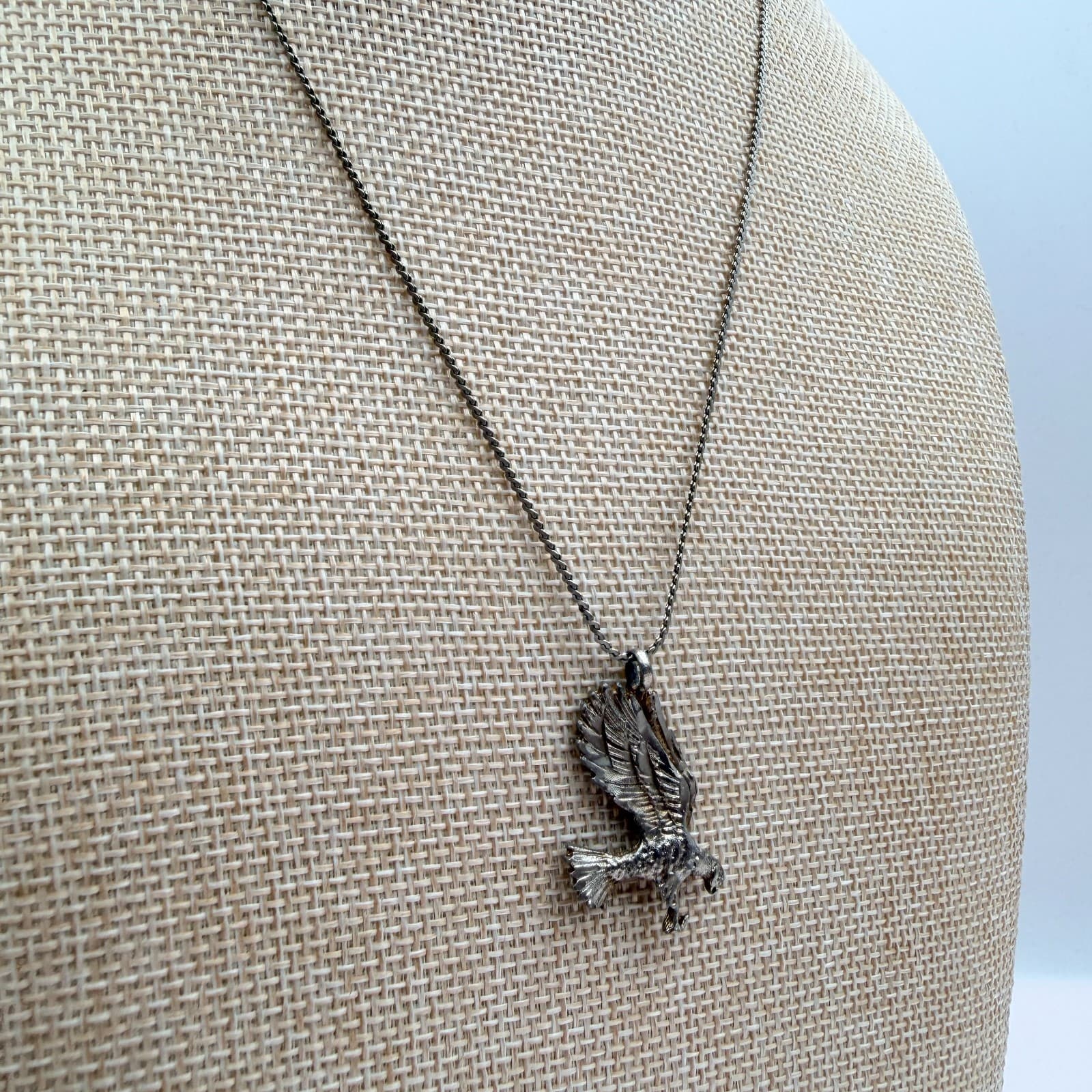 Vintage 90s Silver Tone Soaring Eagle Pendant Necklace Classic Fashion Jewelry - Thumbnail 4