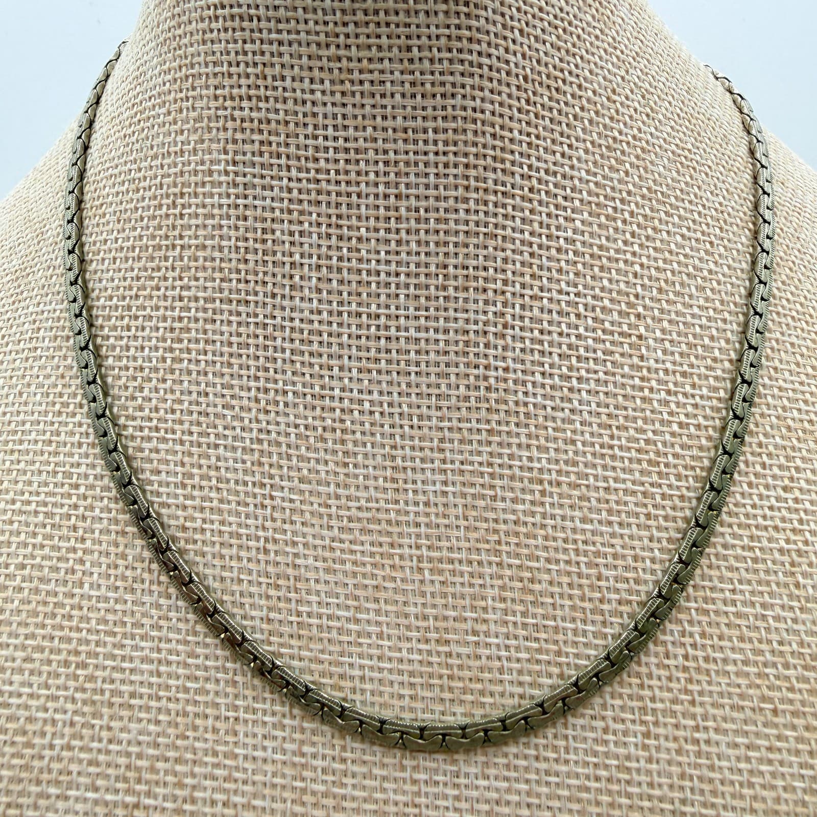 Vintage 90s SilverTone Textured S-Link Chain Necklace Minimalist Fashion Jewelry - Thumbnail 2