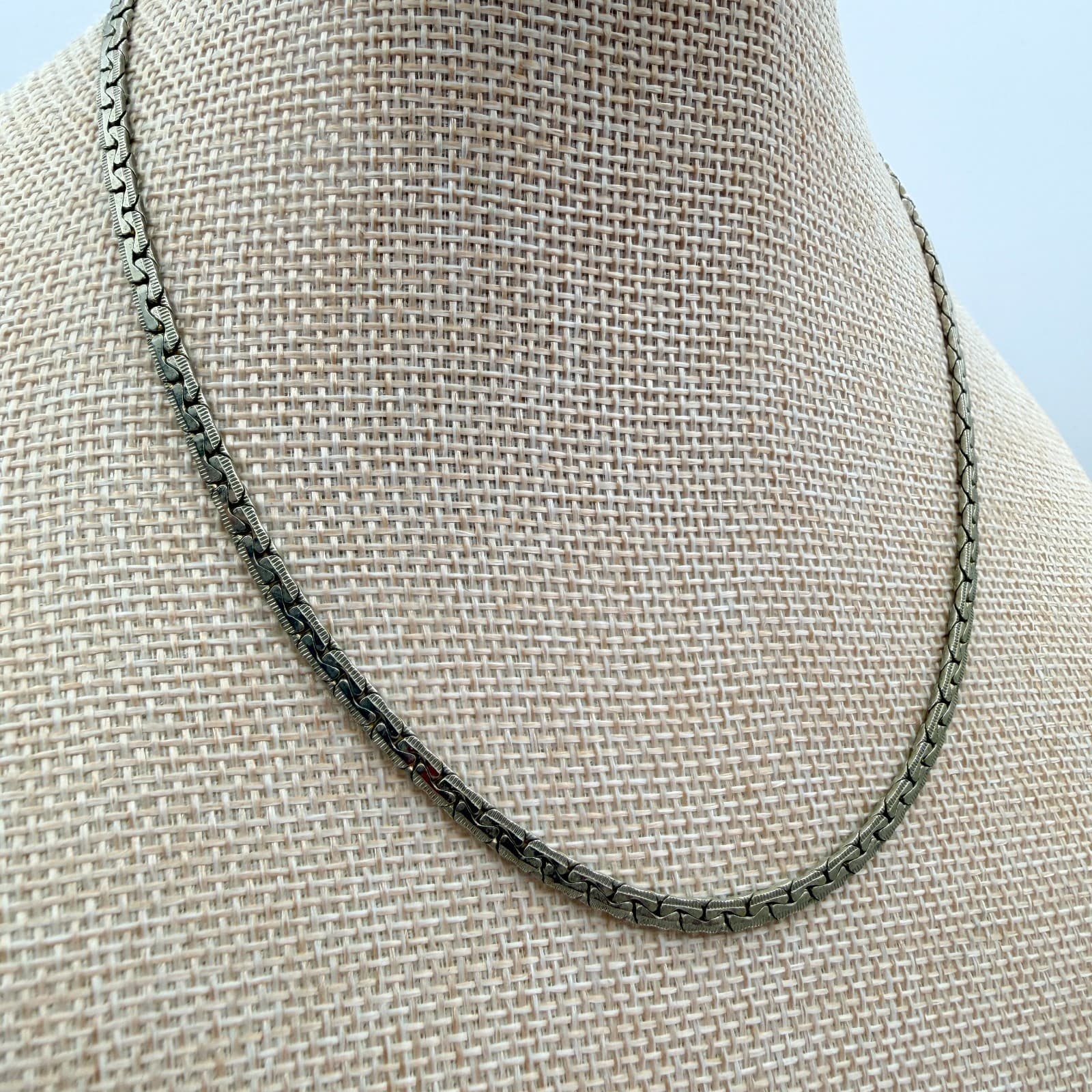 Vintage 90s SilverTone Textured S-Link Chain Necklace Minimalist Fashion Jewelry - Thumbnail 4