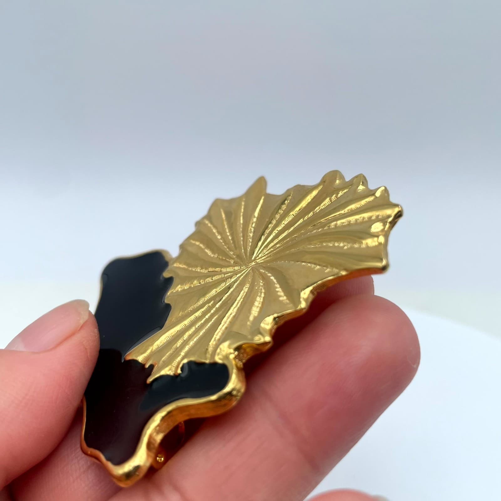 Vintage Gold-Tone Classic Fashion Floral Engraved Black Enamel Leaf Brooch Pin - Thumbnail 7