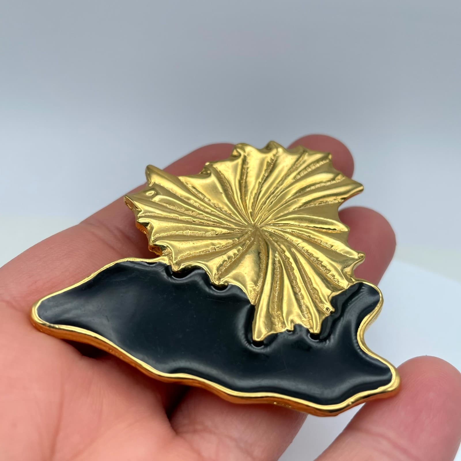 Vintage Gold-Tone Classic Fashion Floral Engraved Black Enamel Leaf Brooch Pin - Thumbnail 5