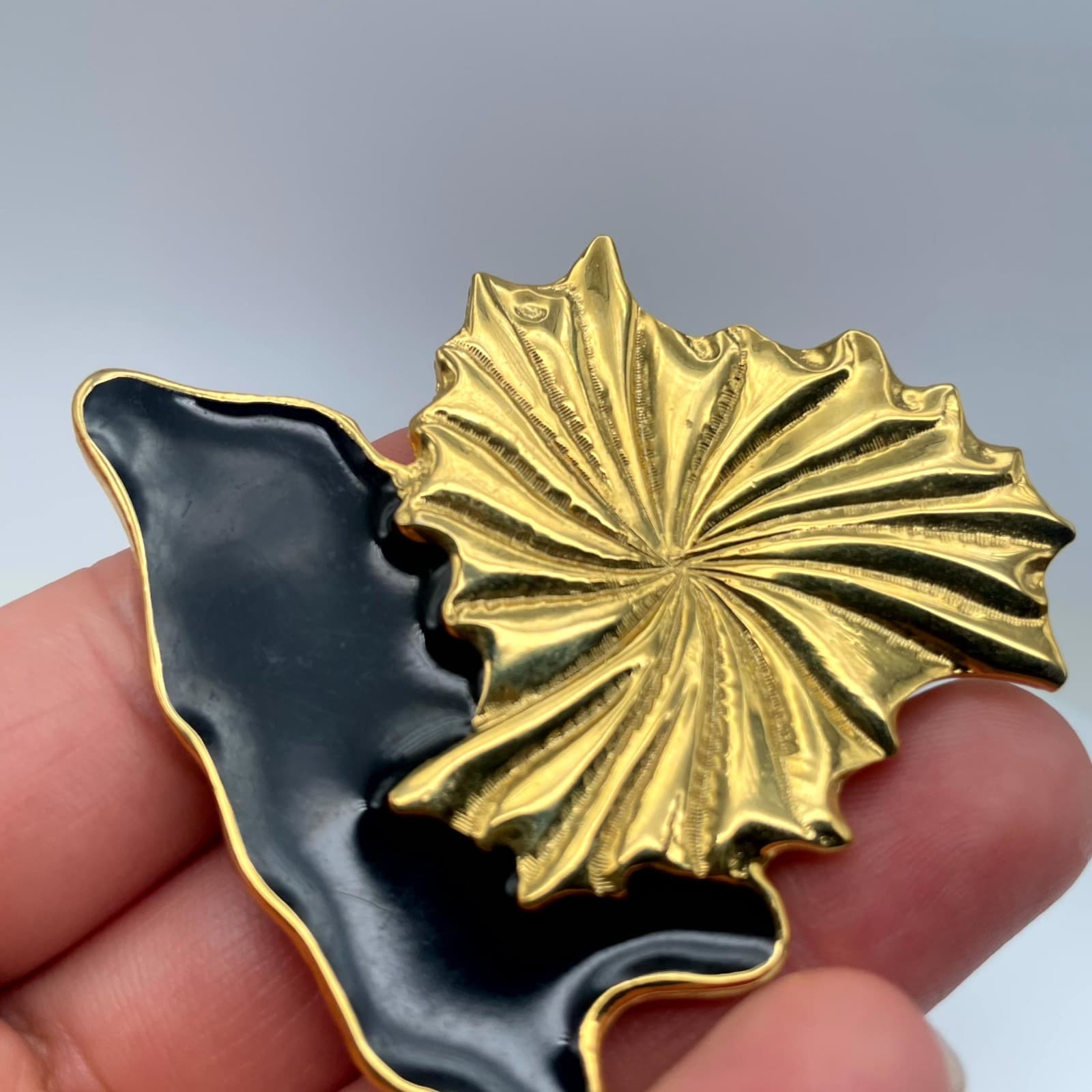 Vintage Gold-Tone Classic Fashion Floral Engraved Black Enamel Leaf Brooch Pin - Thumbnail 6