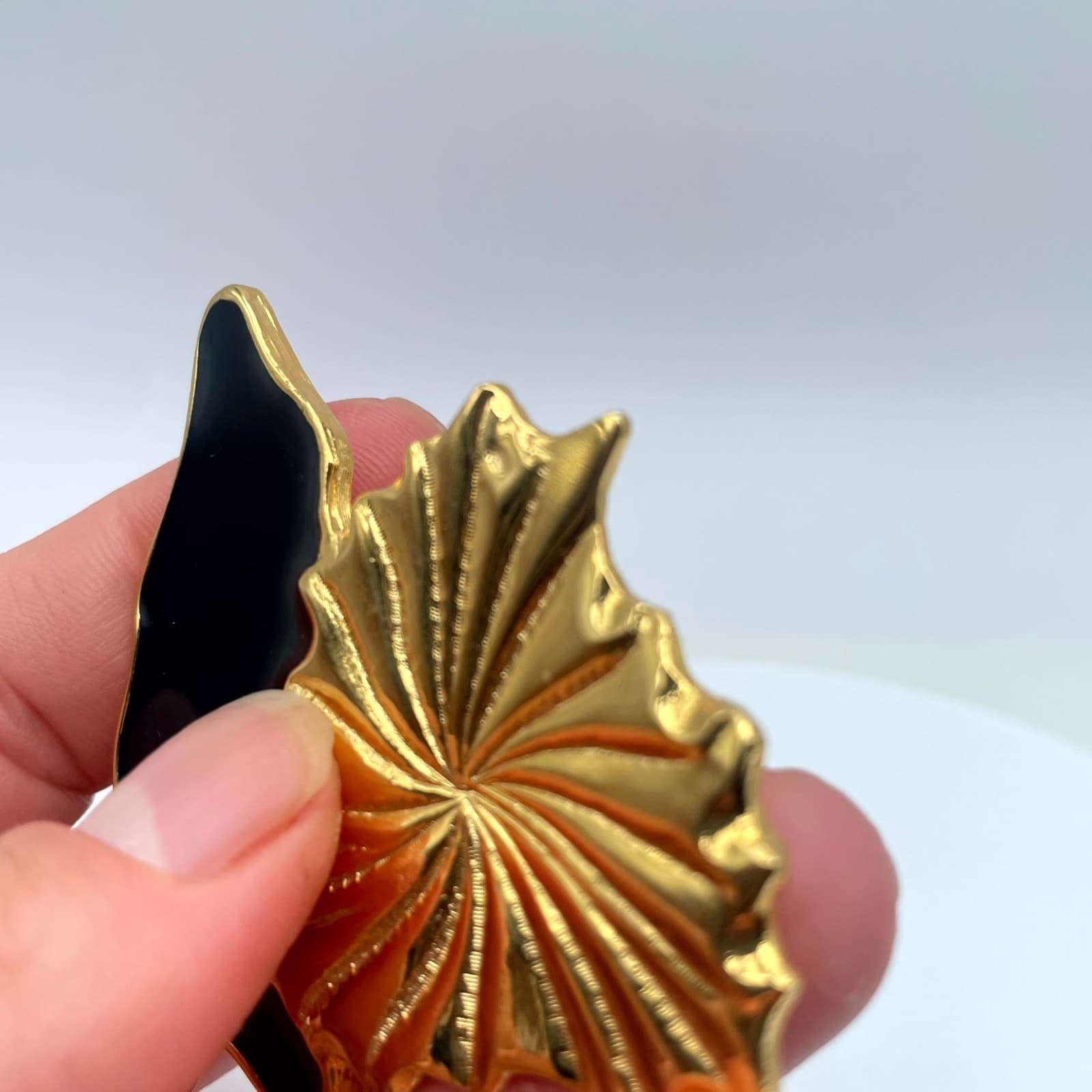 Vintage Gold-Tone Classic Fashion Floral Engraved Black Enamel Leaf Brooch Pin - Thumbnail 9