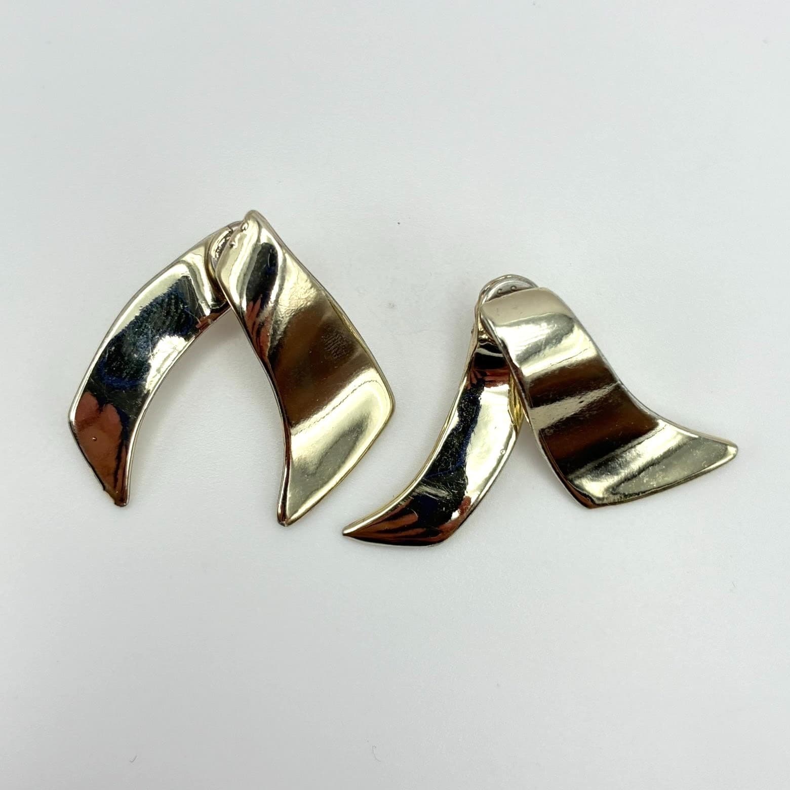 Vintage 80s Gold Tone Textured Ribbon Stud Earrings Women's Classic Jewelry - Image 1