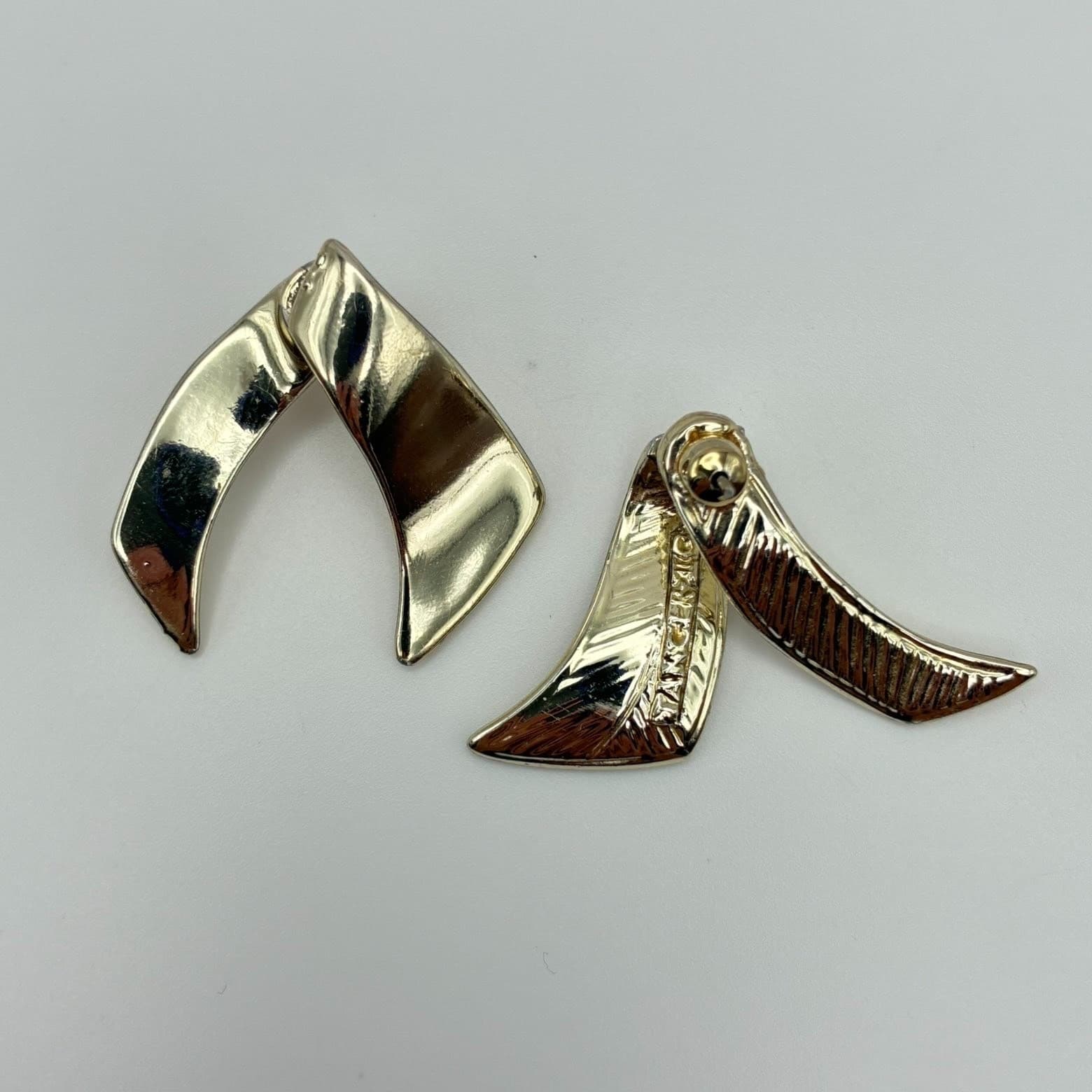 Vintage 80s Gold Tone Textured Ribbon Stud Earrings Women's Classic Jewelry - Thumbnail 2