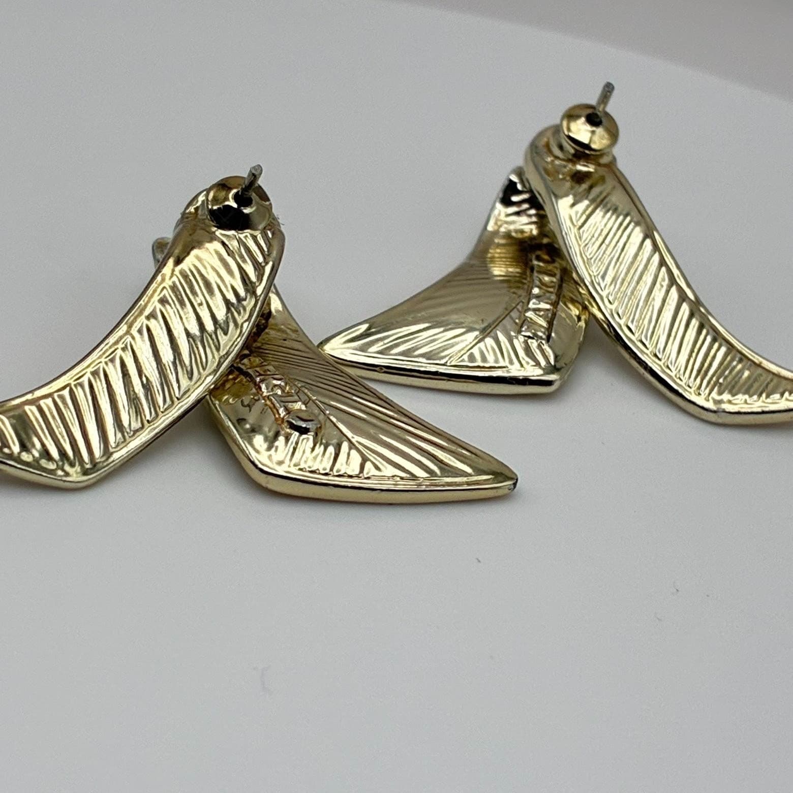 Vintage 80s Gold Tone Textured Ribbon Stud Earrings Women's Classic Jewelry - Thumbnail 10