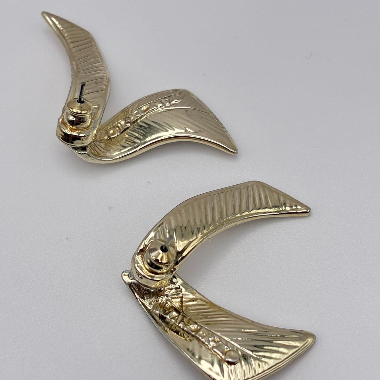 Vintage 80s Gold Tone Textured Ribbon Stud Earrings Women's Classic Jewelry - Thumbnail 4