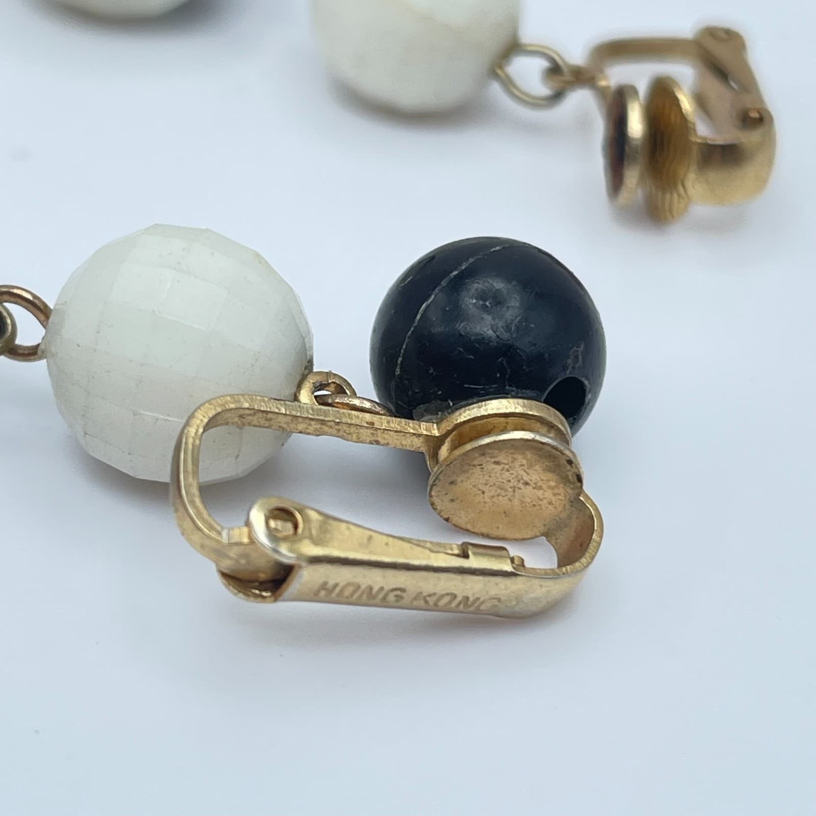 Vintage 60s Hong Kong Black & White Mod Beaded Dangle Earrings Gold Tone Jewelry - Thumbnail 4
