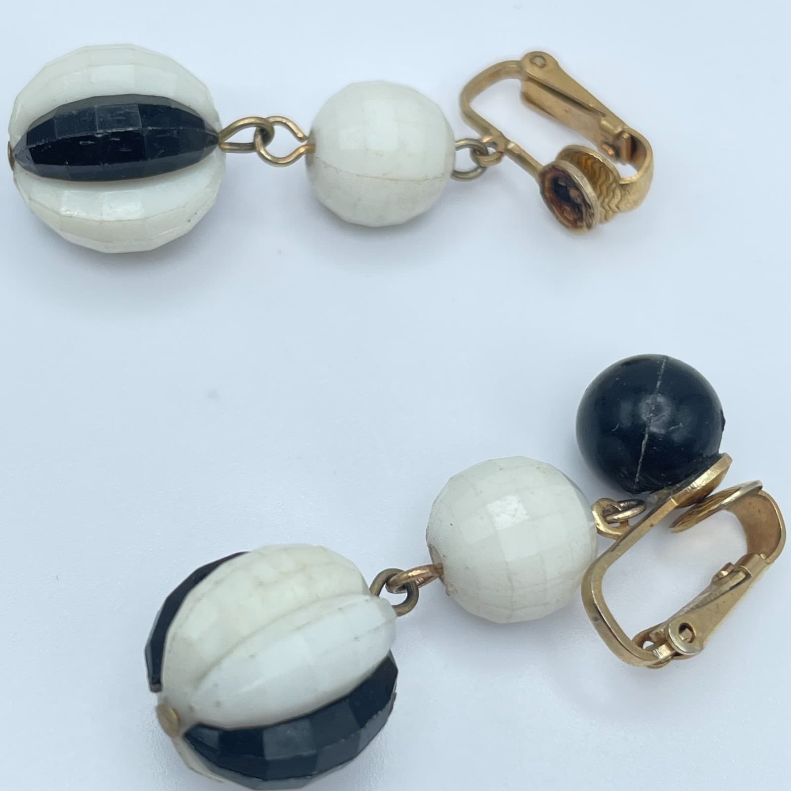 Vintage 60s Hong Kong Black & White Mod Beaded Dangle Earrings Gold Tone Jewelry - Thumbnail 3