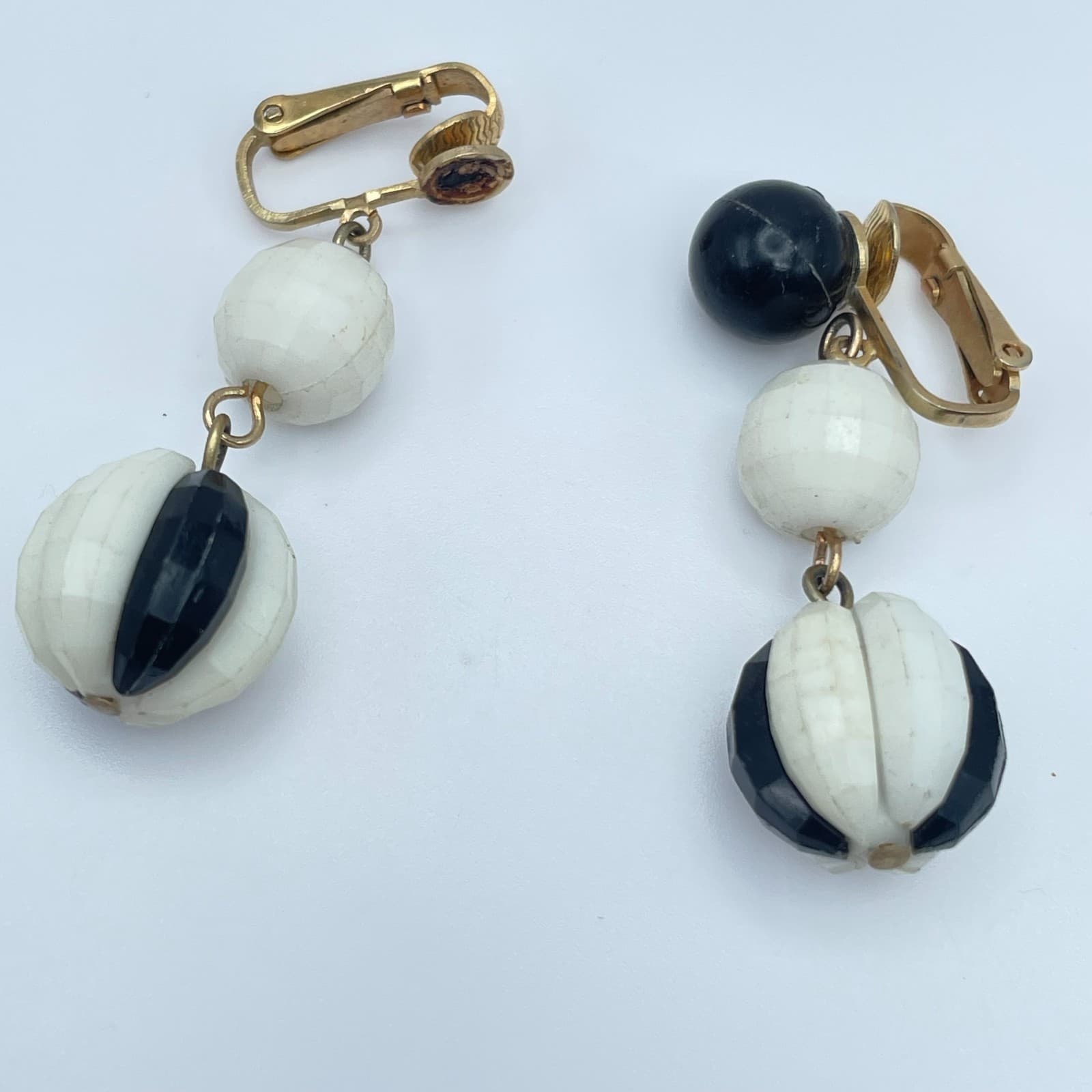 Vintage 60s Hong Kong Black & White Mod Beaded Dangle Earrings Gold Tone Jewelry - Thumbnail 2