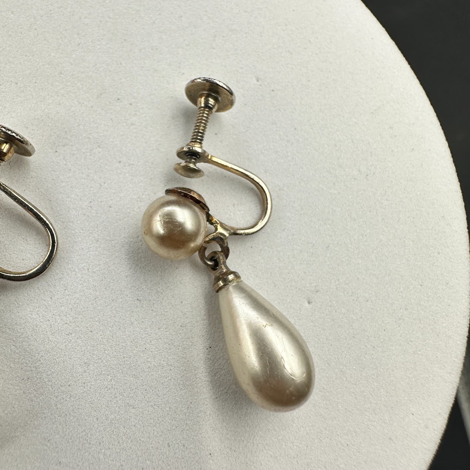 Vintage Women's Silver Tone Pearl Screw Back Fashion Dangle/Drop Earrings - Thumbnail 5