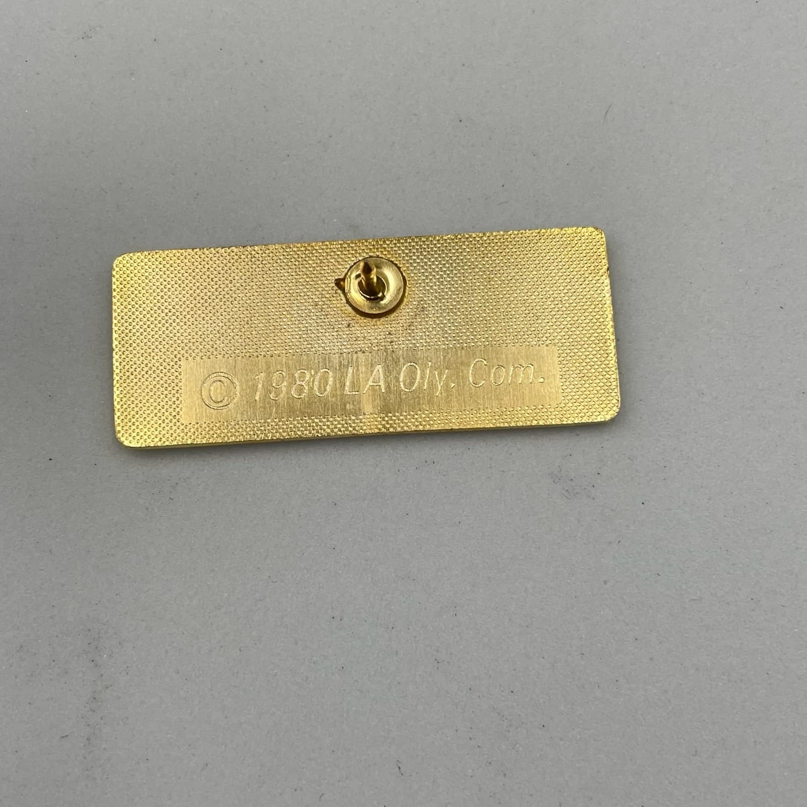 Vintage 1980 LAOLY Arco Olympics Classic Gold-Tone Arrowhead Water Lapel Pin - Thumbnail 2