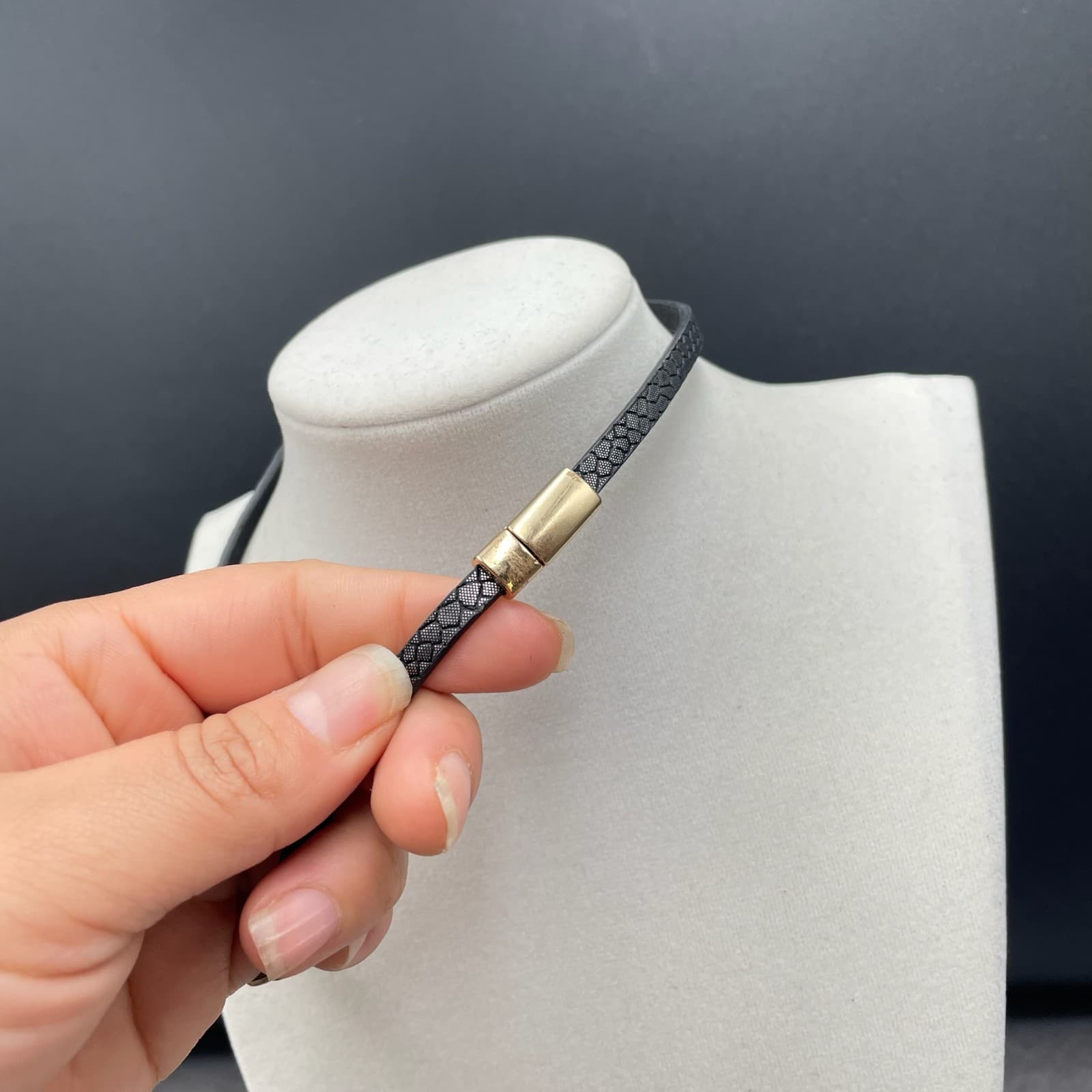 Classic Fashion Gold-Tone Leaf Accent Black Snake Leather Wrap Choker Necklace - Thumbnail 3