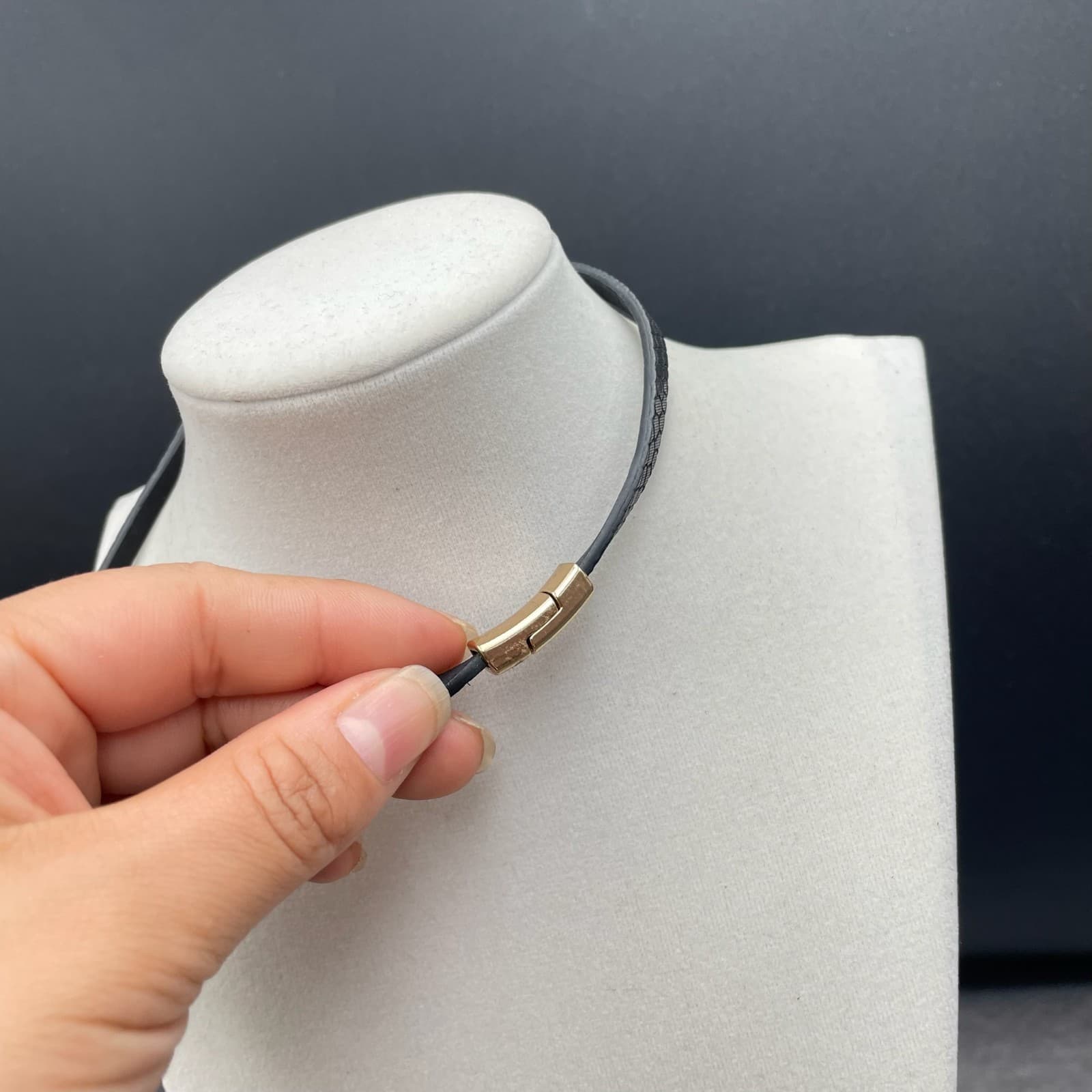 Classic Fashion Gold-Tone Leaf Accent Black Snake Leather Wrap Choker Necklace - Thumbnail 4