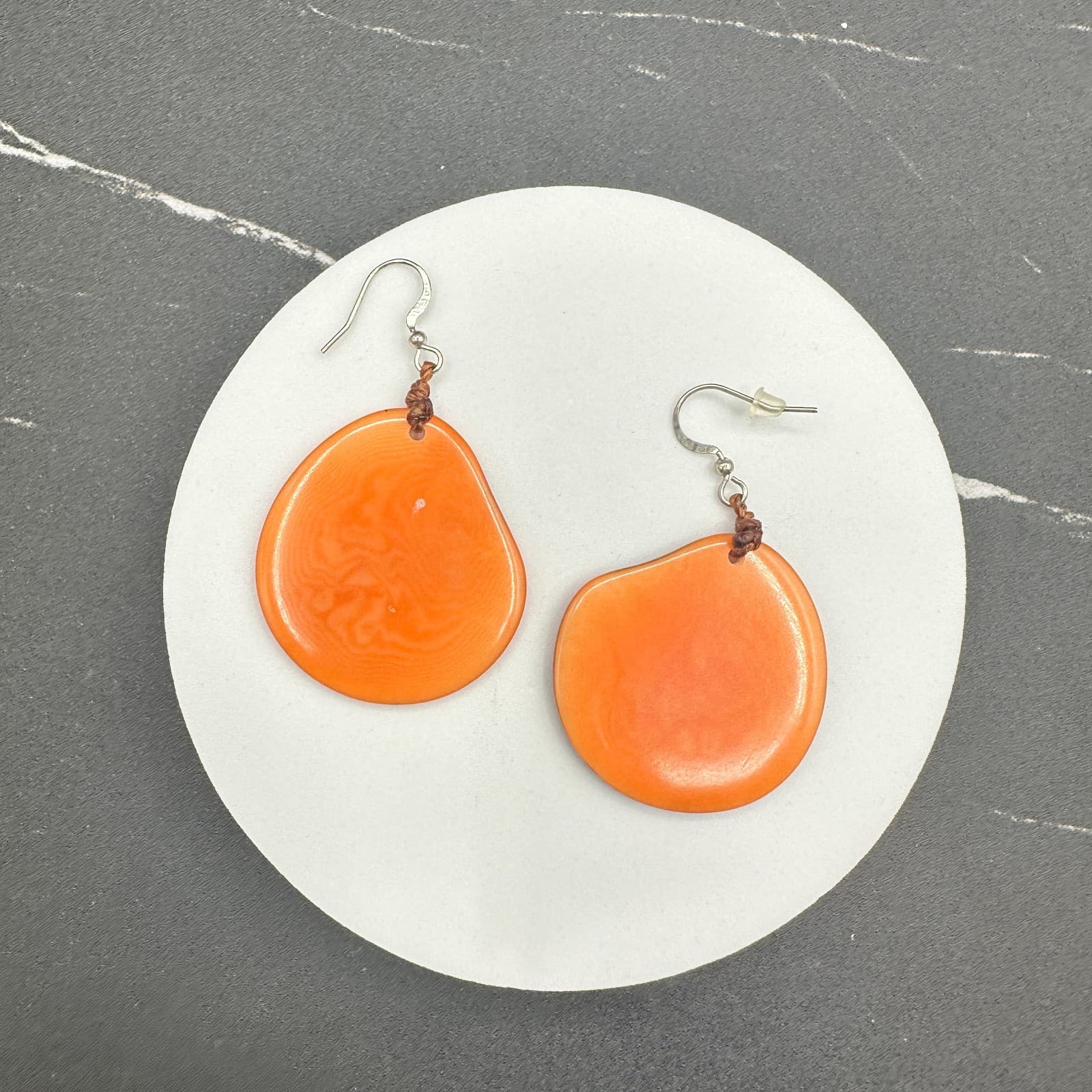 VTG Bright Orange Resin Drop Dangle Earrings Boho Style Silvertone Hook - Thumbnail 5