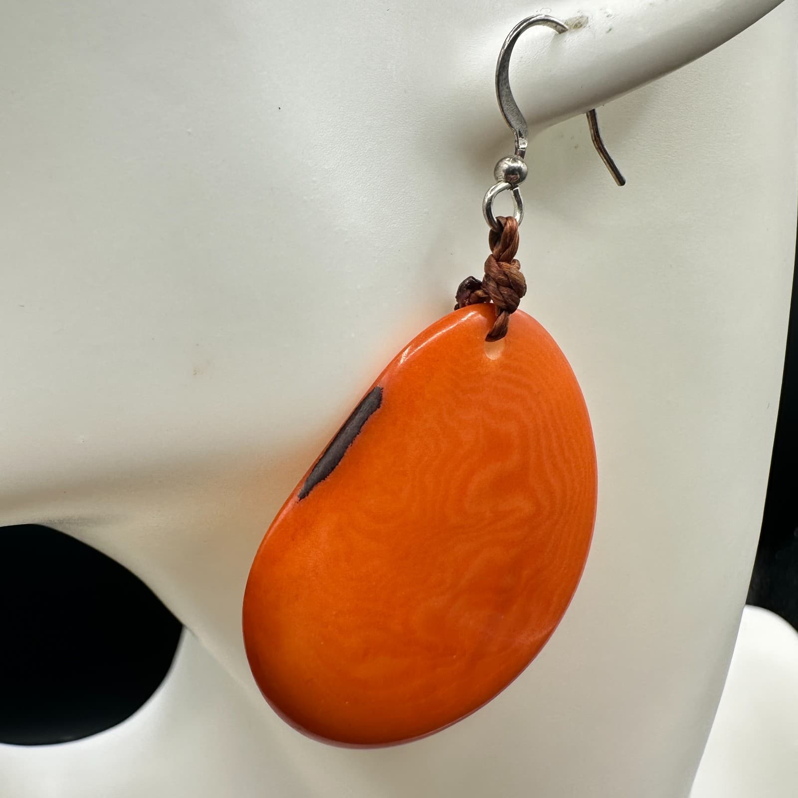 VTG Bright Orange Resin Drop Dangle Earrings Boho Style Silvertone Hook - Thumbnail 2