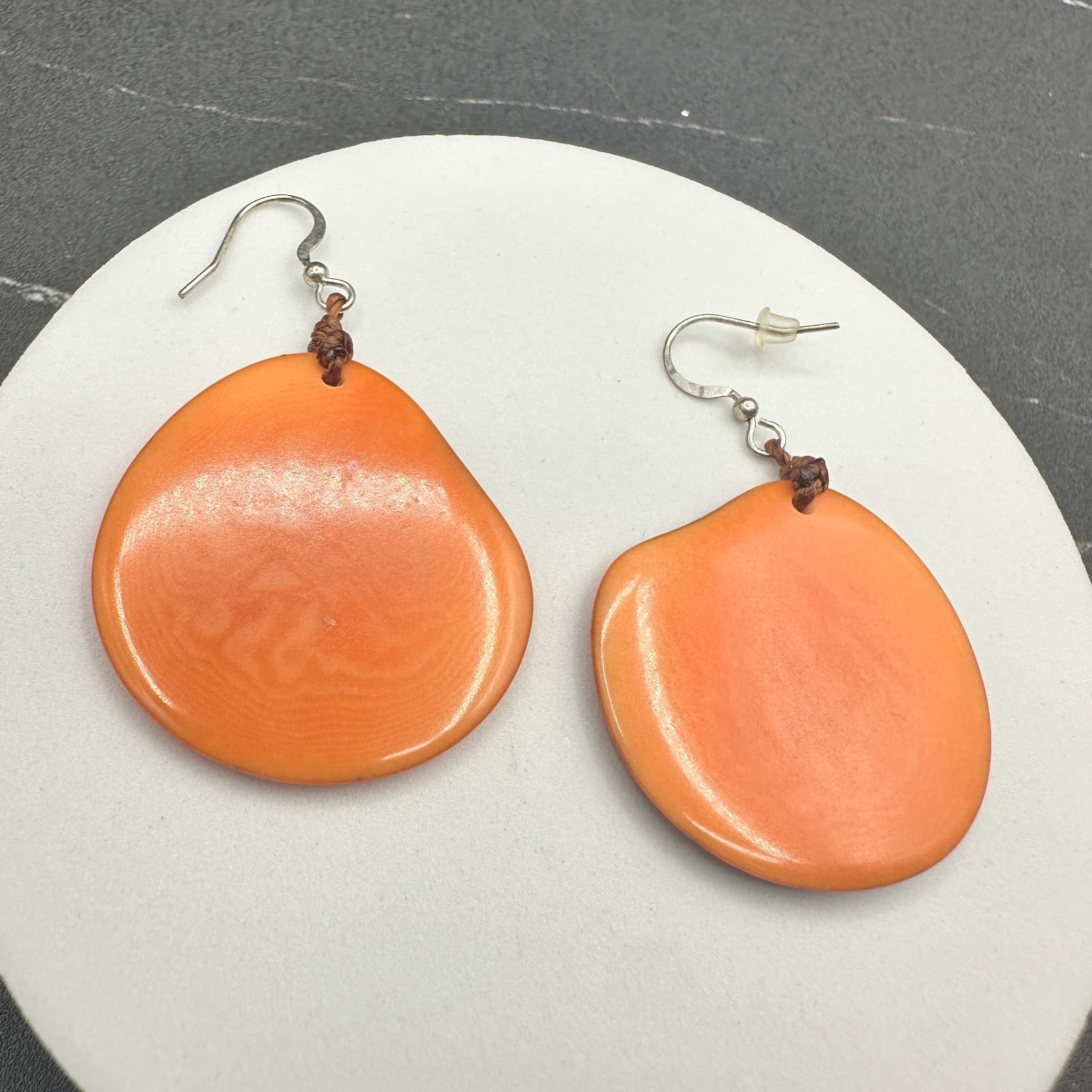 VTG Bright Orange Resin Drop Dangle Earrings Boho Style Silvertone Hook - Thumbnail 6