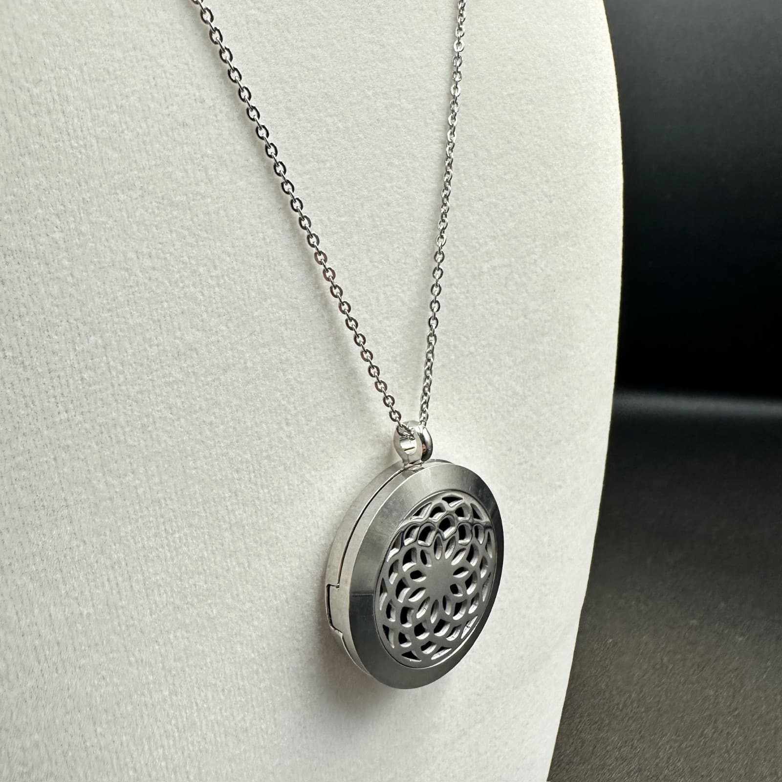 Vintage Silver-Tone Filigree Floral Round Locket Round Lobster Claw Necklace - Thumbnail 7