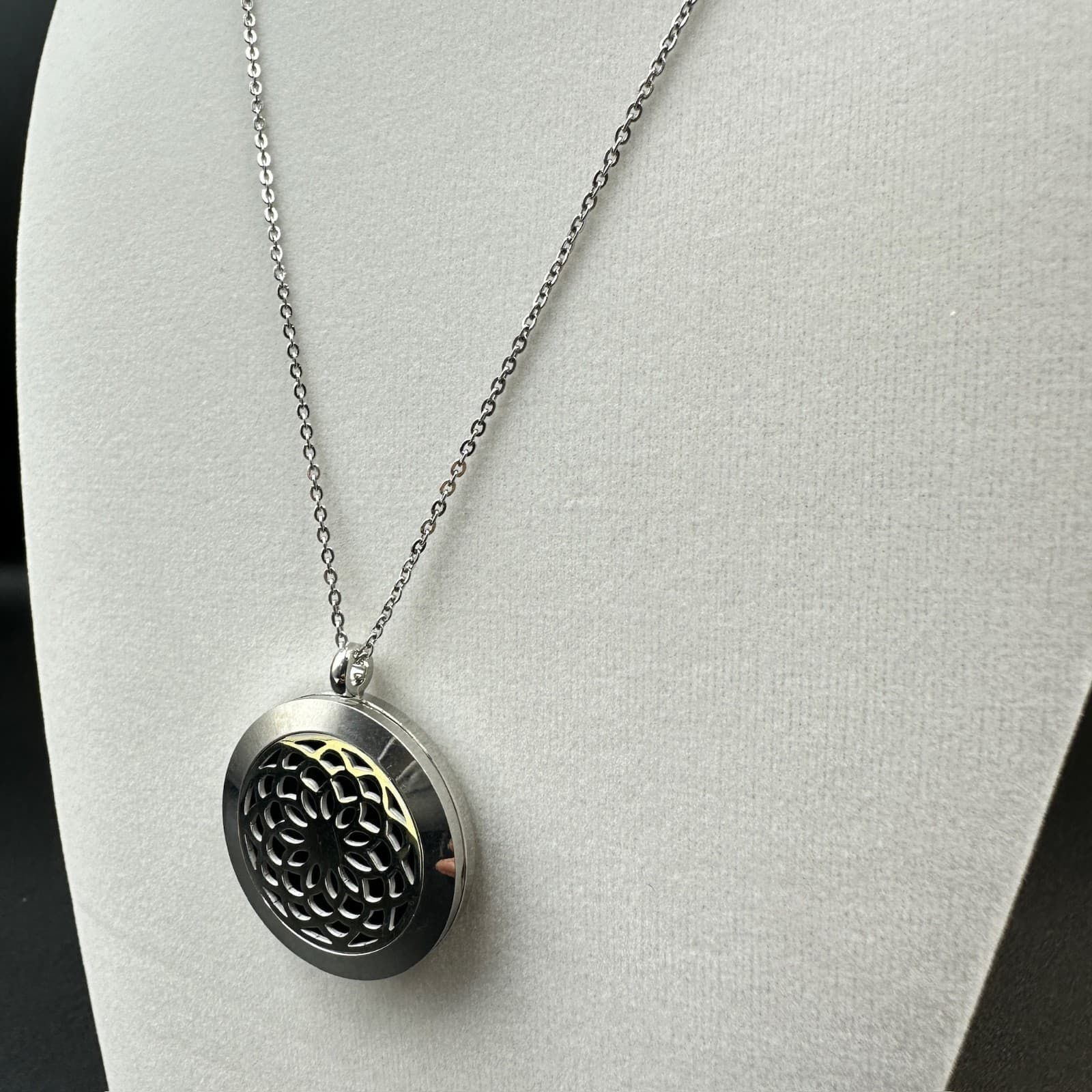 Vintage Silver-Tone Filigree Floral Round Locket Round Lobster Claw Necklace - Thumbnail 6