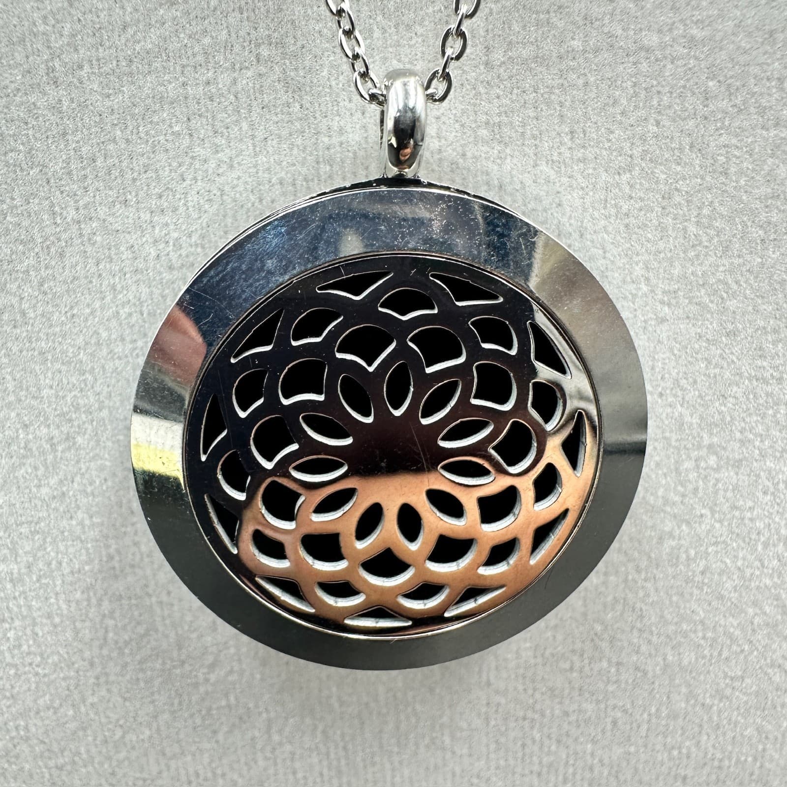 Vintage Silver-Tone Filigree Floral Round Locket Round Lobster Claw Necklace - Thumbnail 3