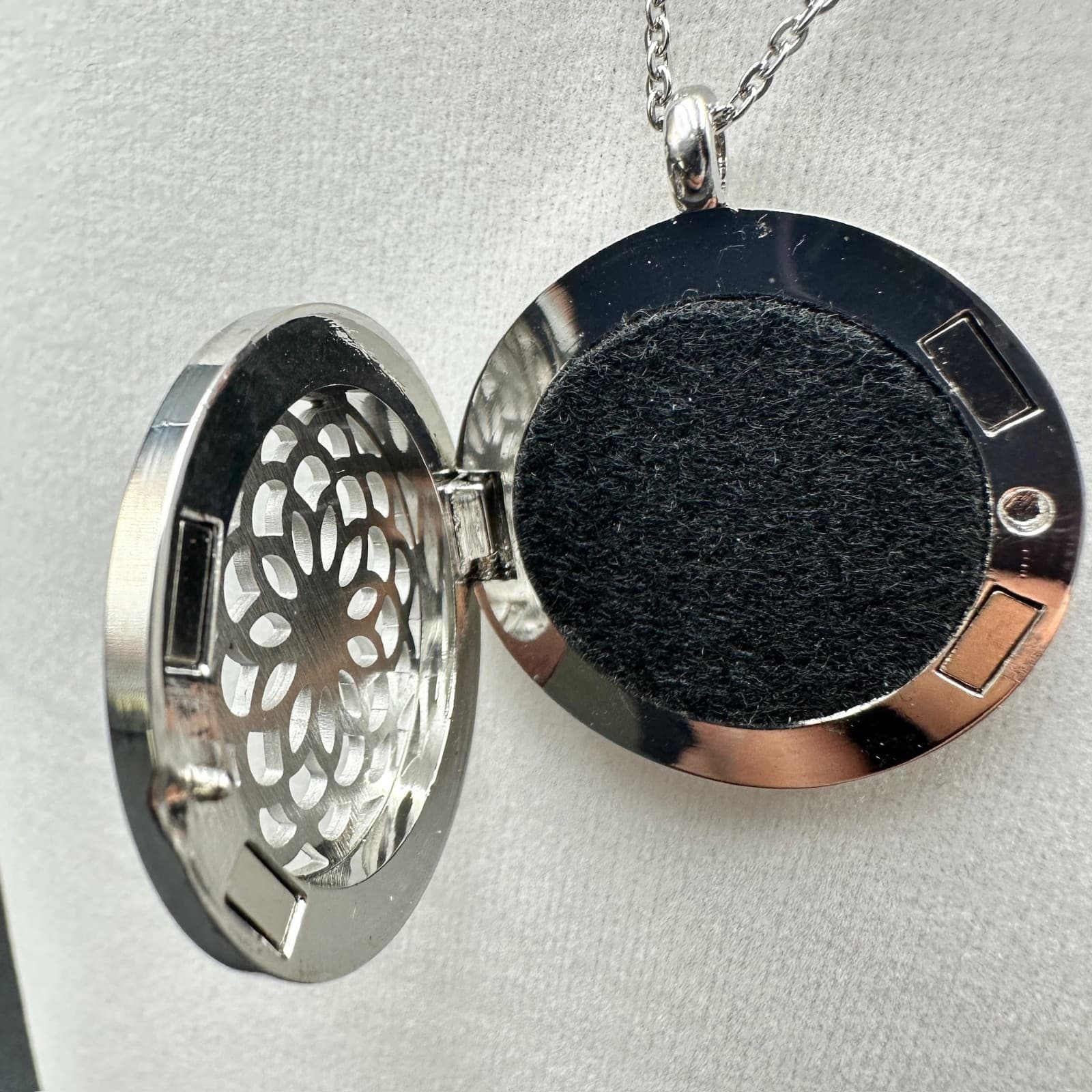 Vintage Silver-Tone Filigree Floral Round Locket Round Lobster Claw Necklace - Thumbnail 4