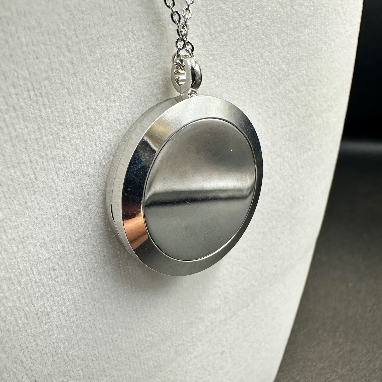 Vintage Silver-Tone Filigree Floral Round Locket Round Lobster Claw Necklace - Thumbnail 5