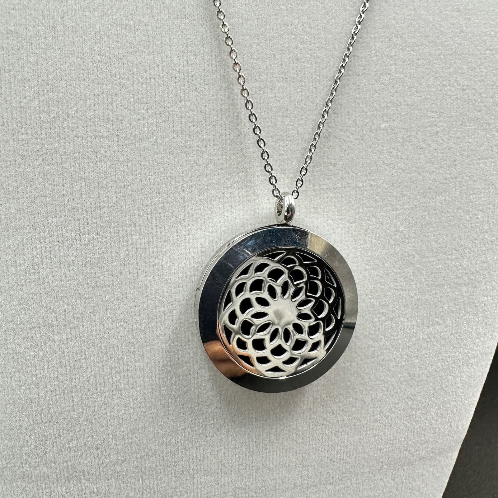 Vintage Silver-Tone Filigree Floral Round Locket Round Lobster Claw Necklace - Thumbnail 2