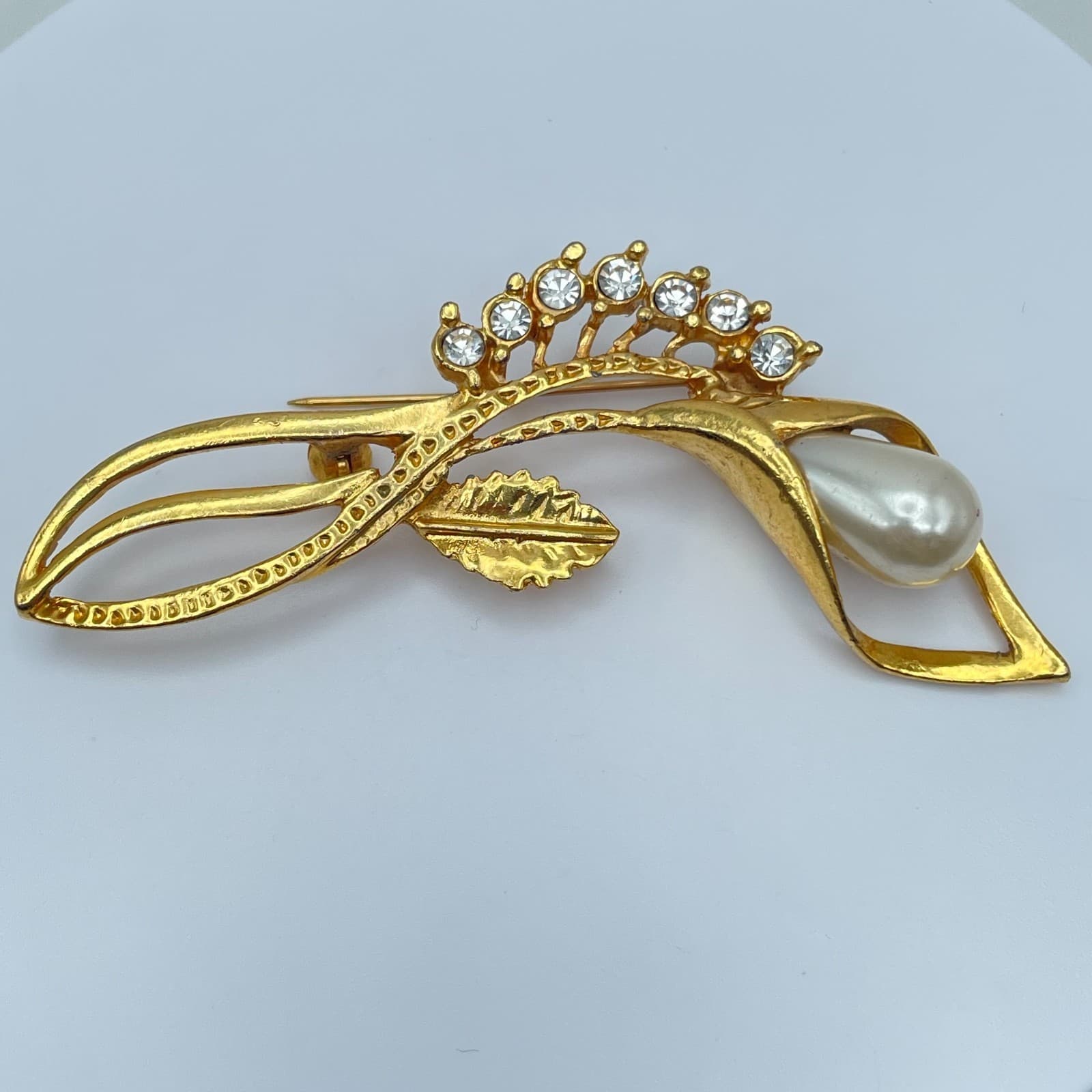 Vintage 90s Clear Rhinestone & Faux Pearl Calla Lily Gold Tone Brooch Pin - Image 1