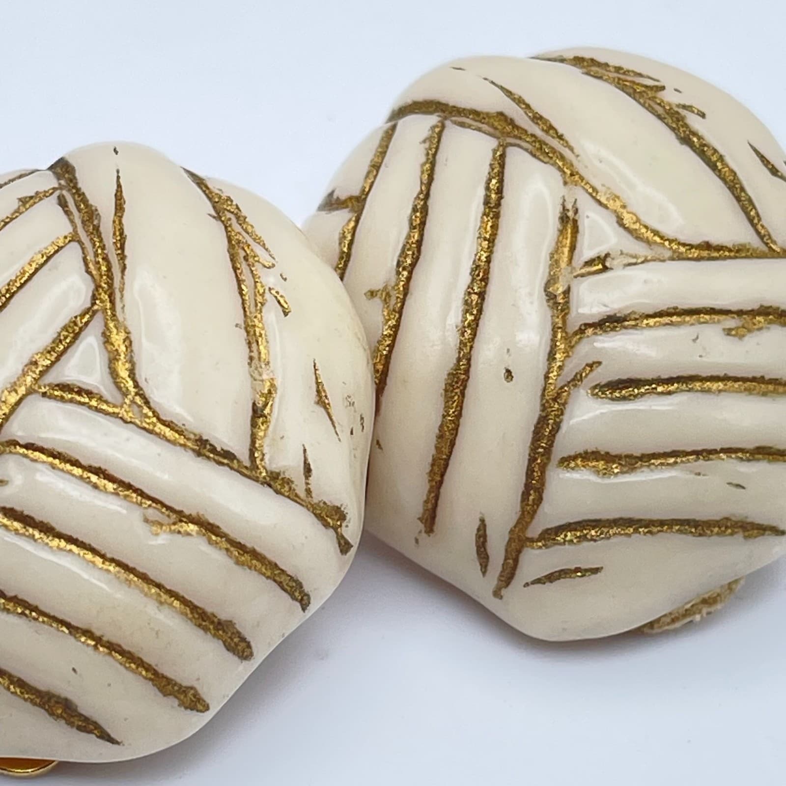 Vintage 80s Cream & Gold Tone Geometric Textured Clip On Earrings Jewelry - Thumbnail 5