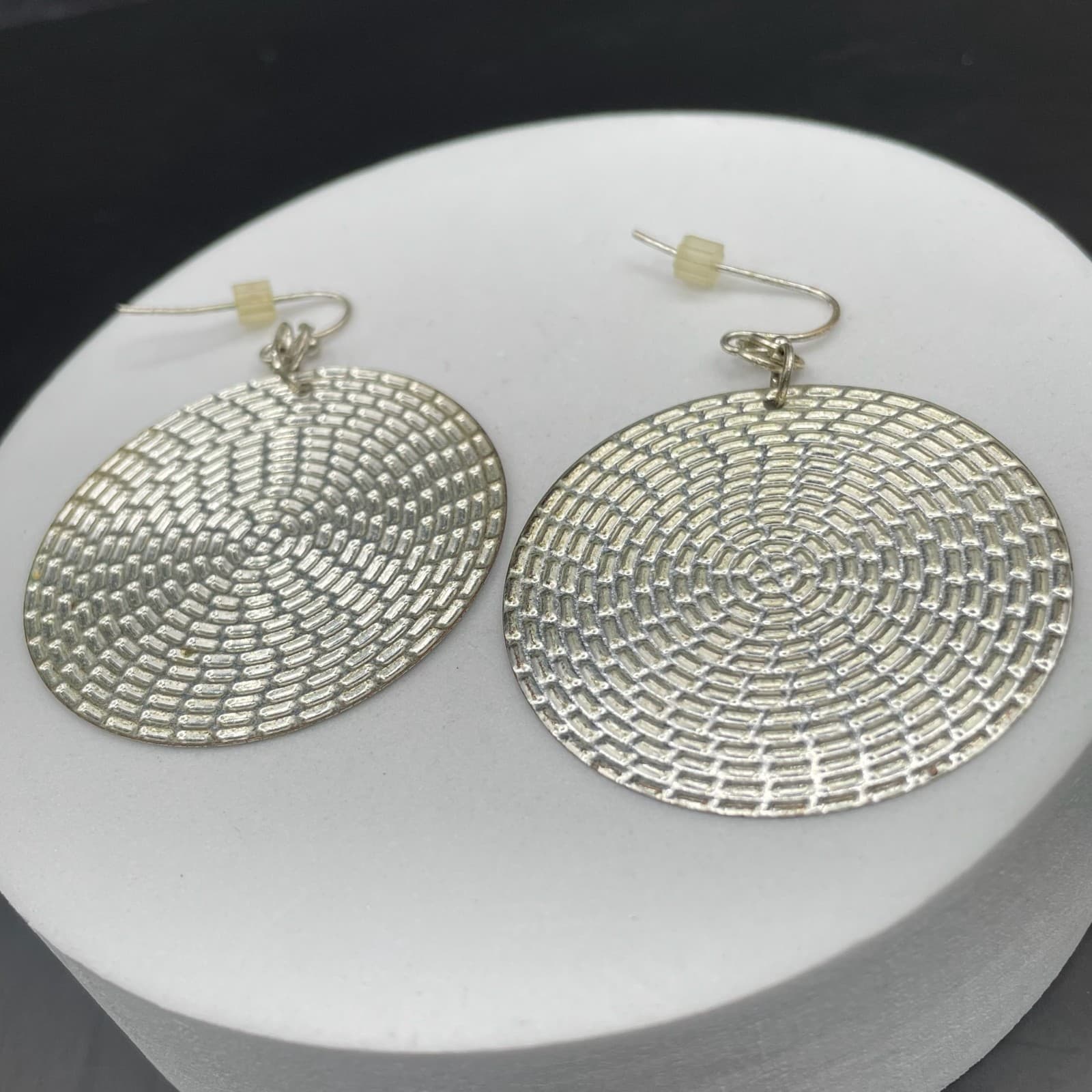 Silver Tone Textured Disc Dangle Earrings Modern Retro Style - Thumbnail 5
