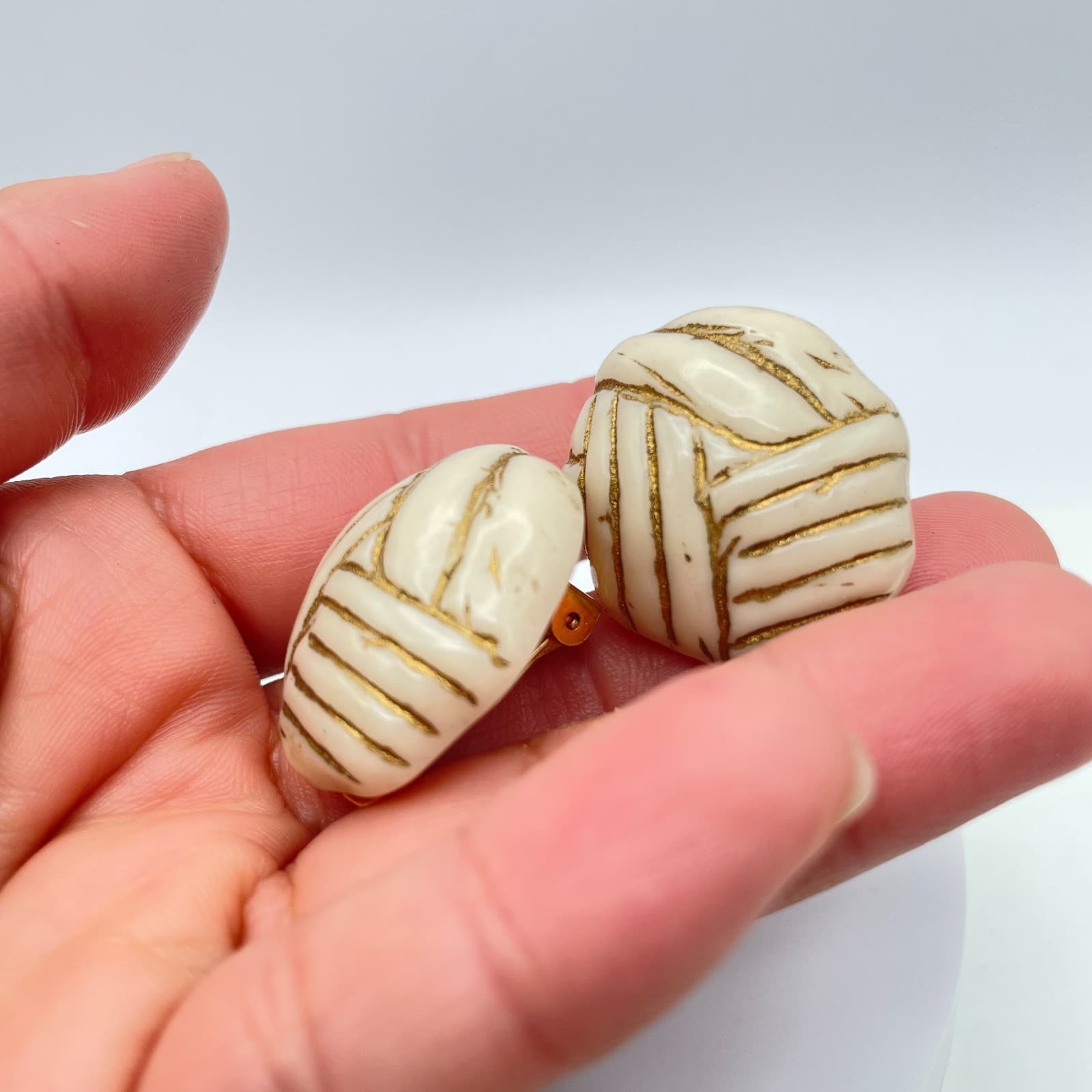 Vintage 80s Cream & Gold Tone Geometric Textured Clip On Earrings Jewelry - Thumbnail 10