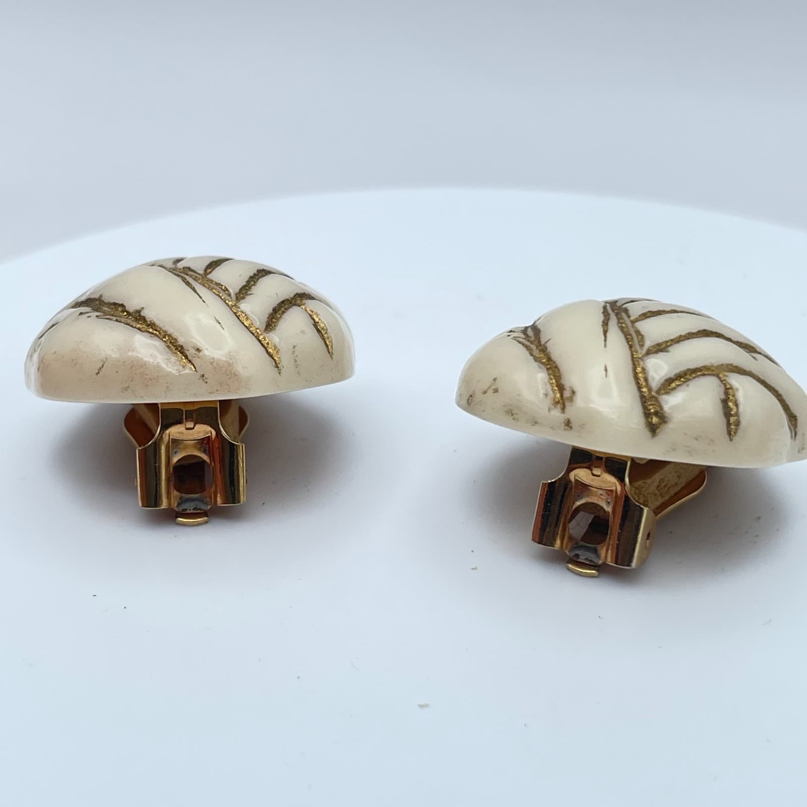 Vintage 80s Cream & Gold Tone Geometric Textured Clip On Earrings Jewelry - Thumbnail 7