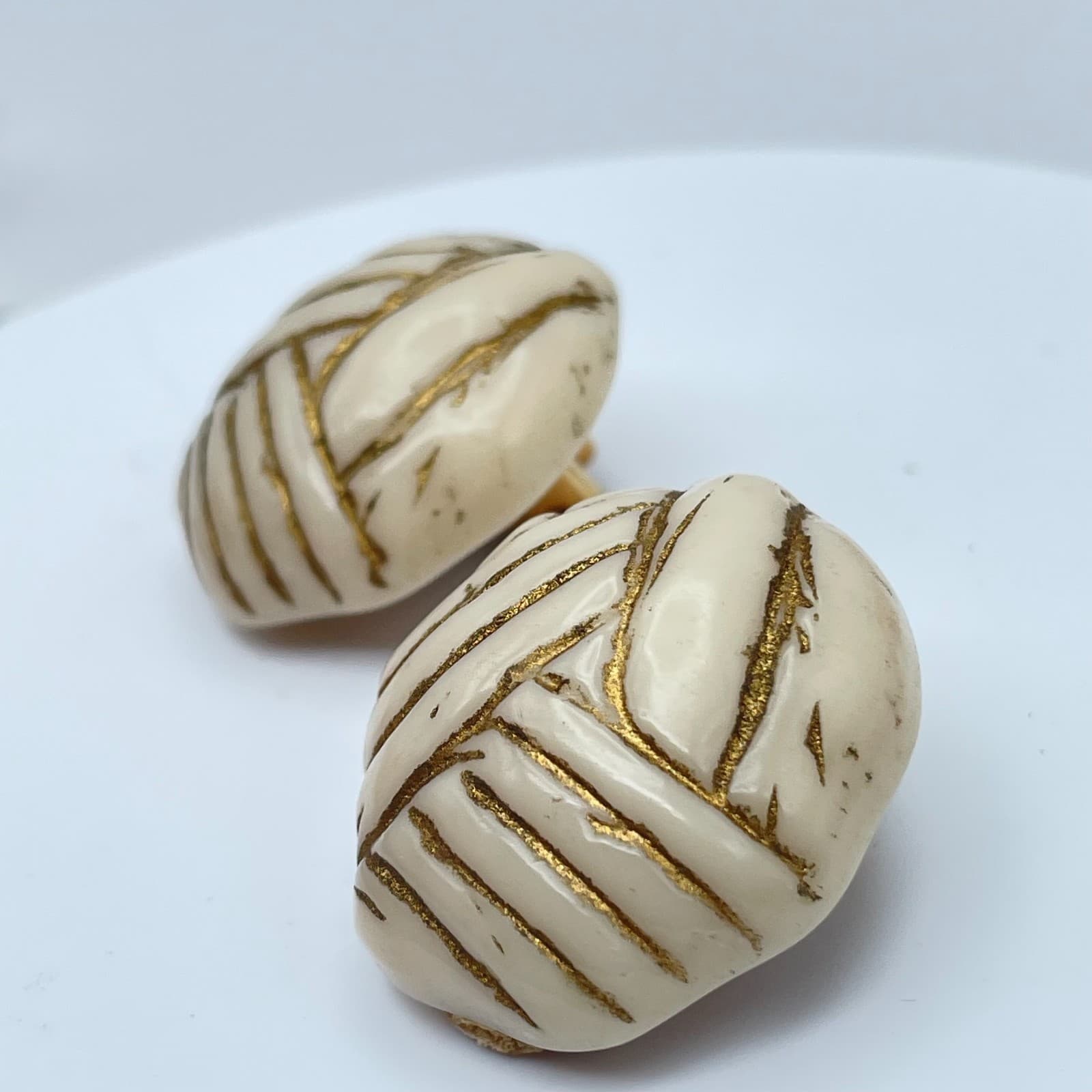 Vintage 80s Cream & Gold Tone Geometric Textured Clip On Earrings Jewelry - Thumbnail 3