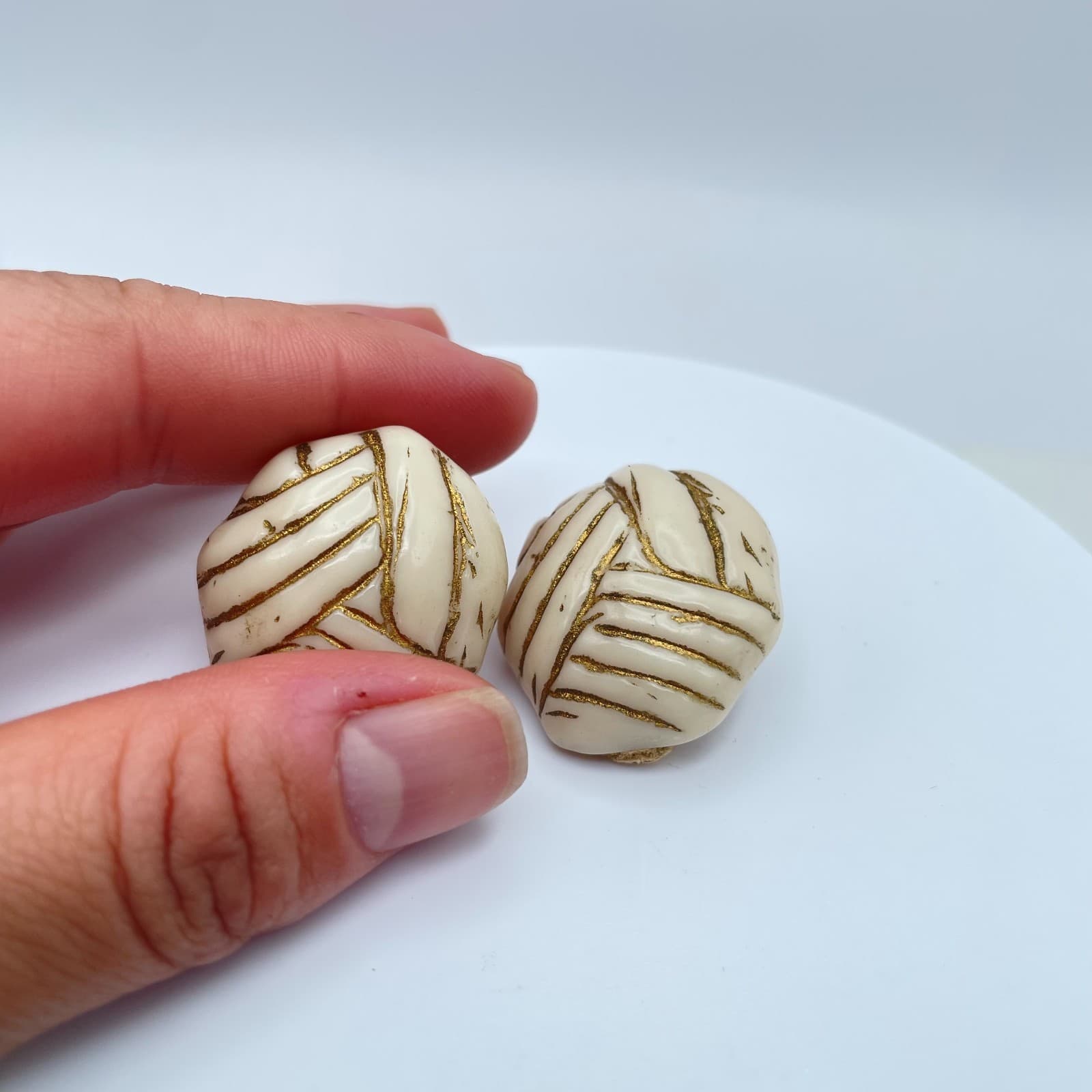 Vintage 80s Cream & Gold Tone Geometric Textured Clip On Earrings Jewelry - Thumbnail 8