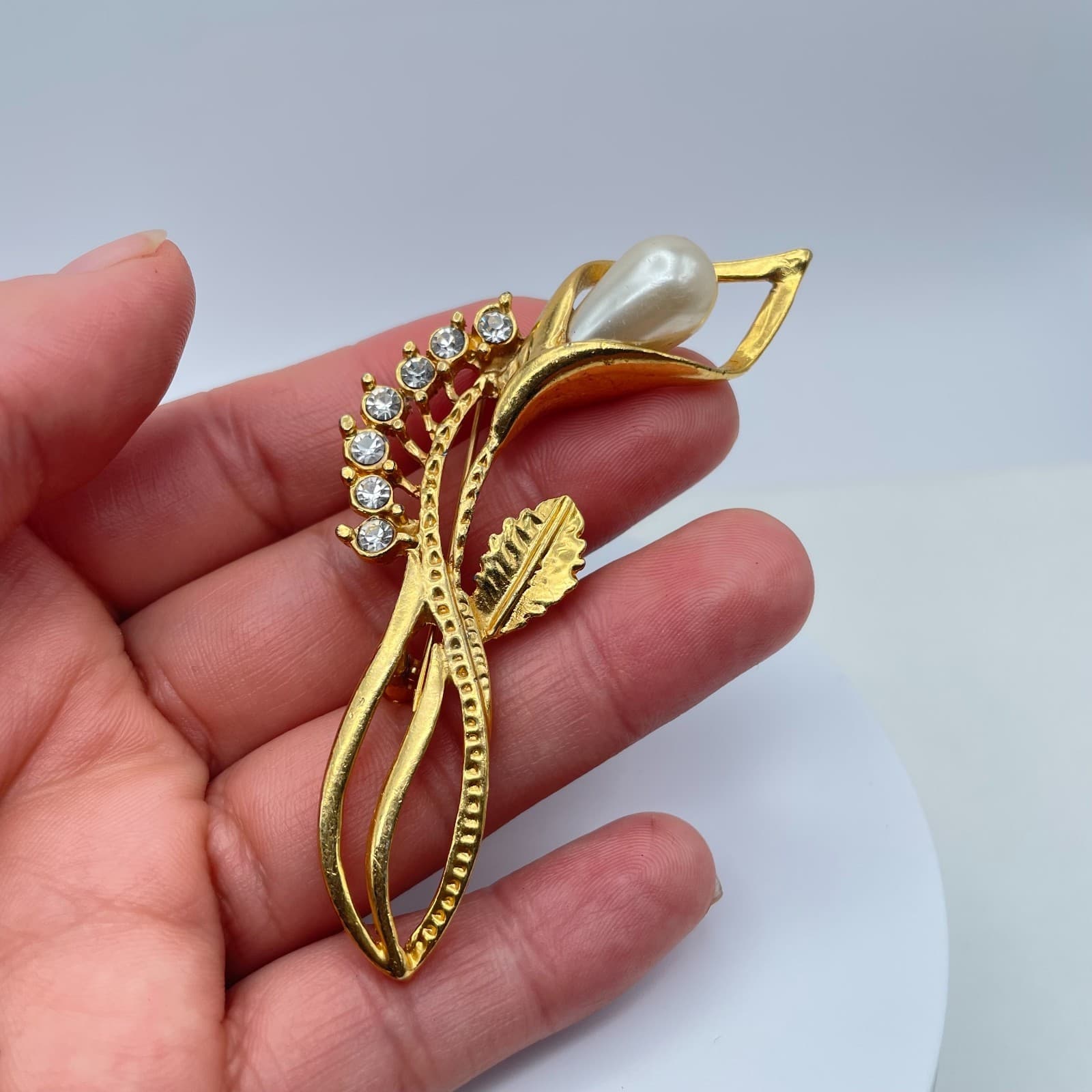 Vintage 90s Clear Rhinestone & Faux Pearl Calla Lily Gold Tone Brooch Pin - Thumbnail 7
