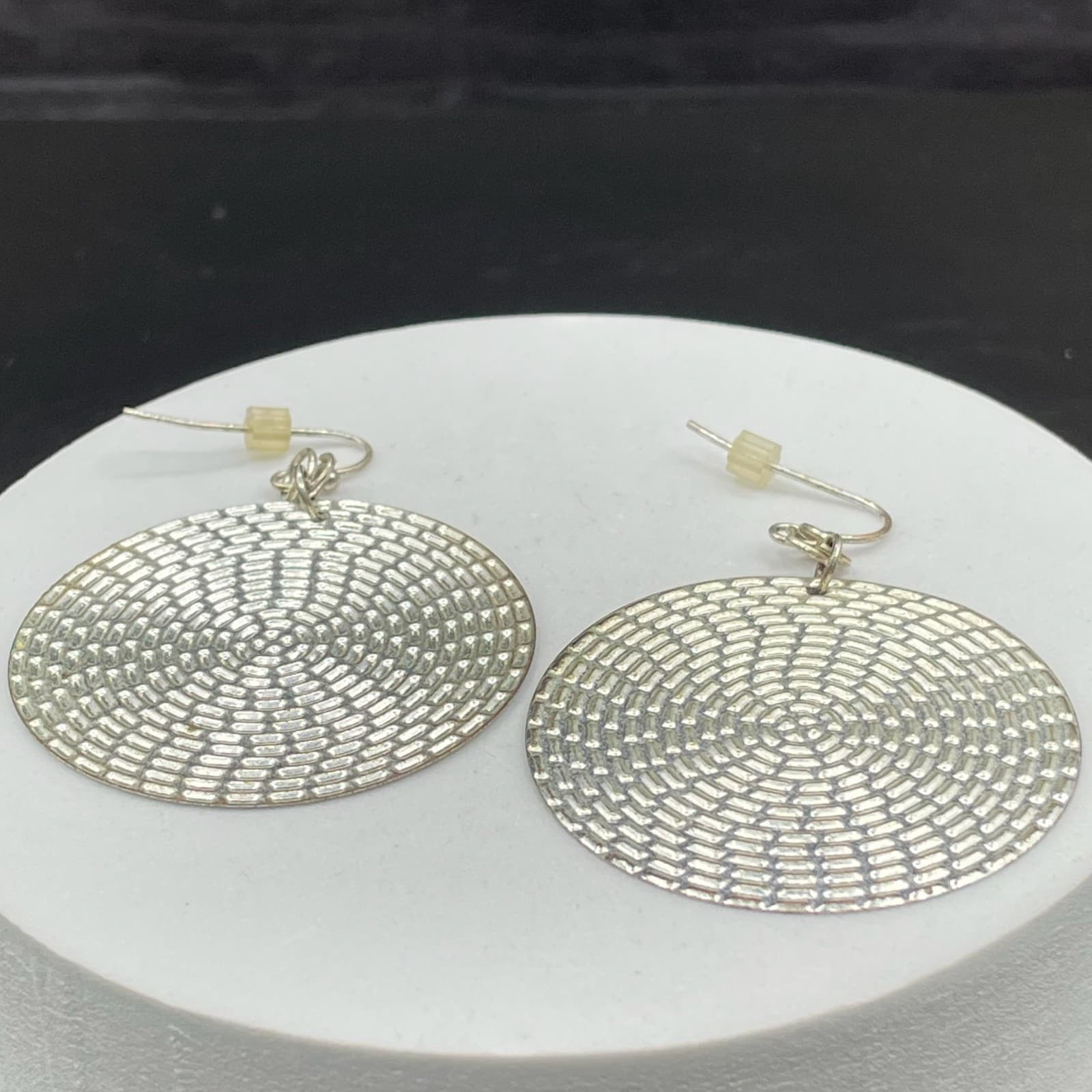 Silver Tone Textured Disc Dangle Earrings Modern Retro Style - Thumbnail 3