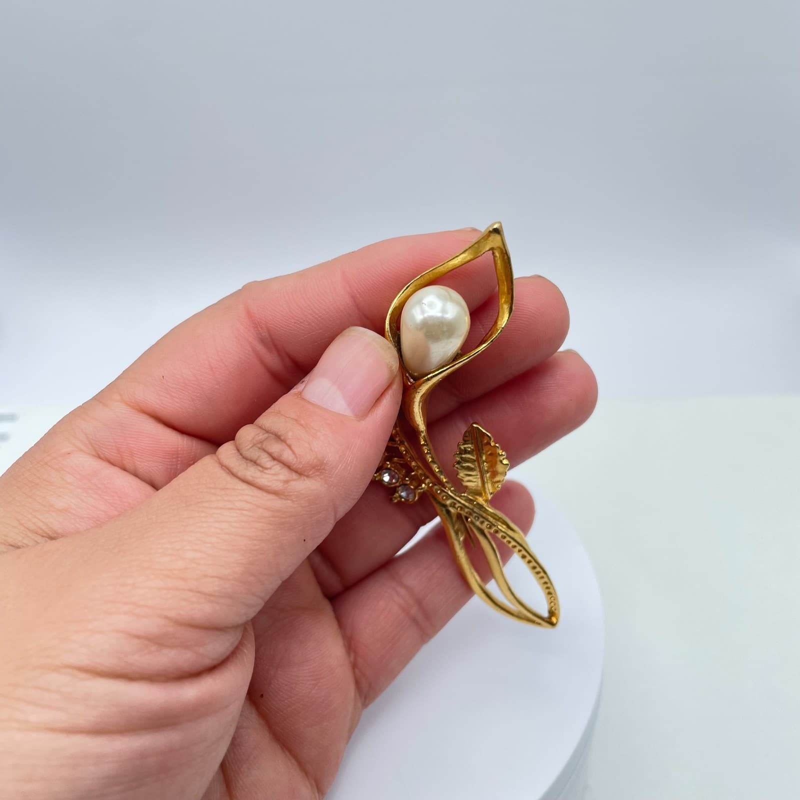 Vintage 90s Clear Rhinestone & Faux Pearl Calla Lily Gold Tone Brooch Pin - Thumbnail 9