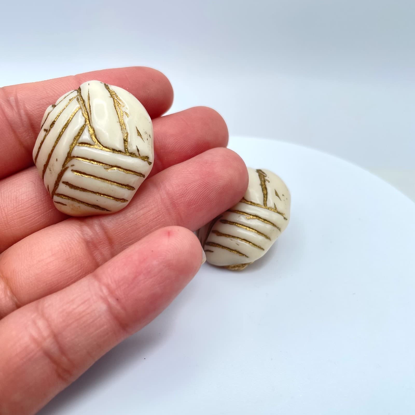 Vintage 80s Cream & Gold Tone Geometric Textured Clip On Earrings Jewelry - Thumbnail 9