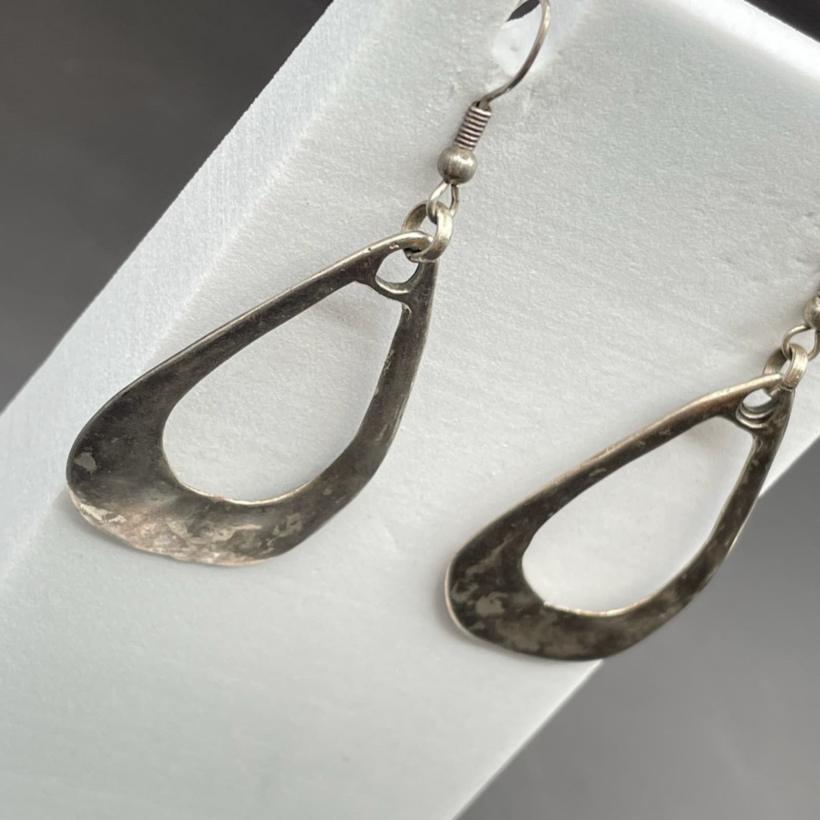 Silver Tone Hammered Teardrop Dangle Earrings Organic Modern Style - Thumbnail 2