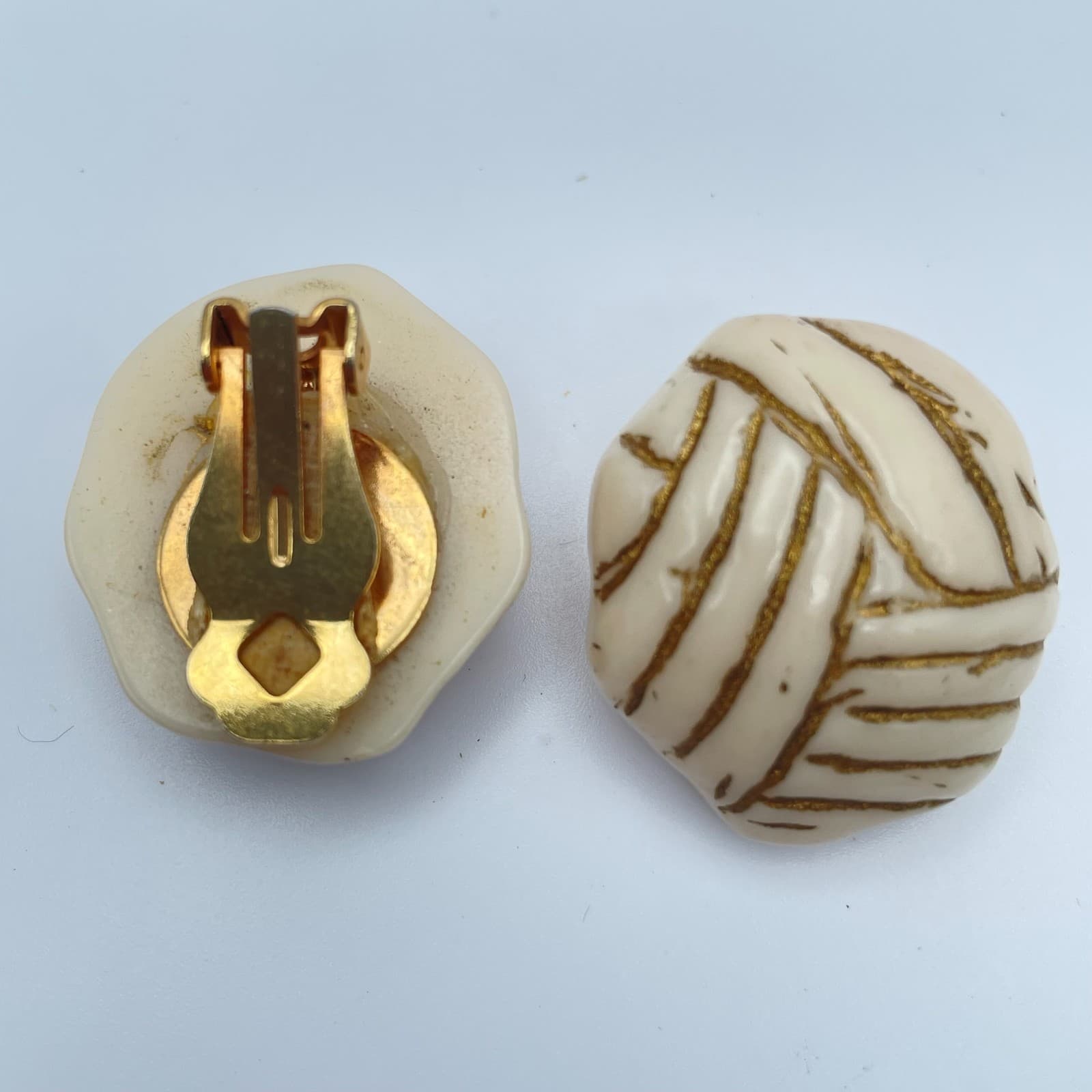 Vintage 80s Cream & Gold Tone Geometric Textured Clip On Earrings Jewelry - Image 1