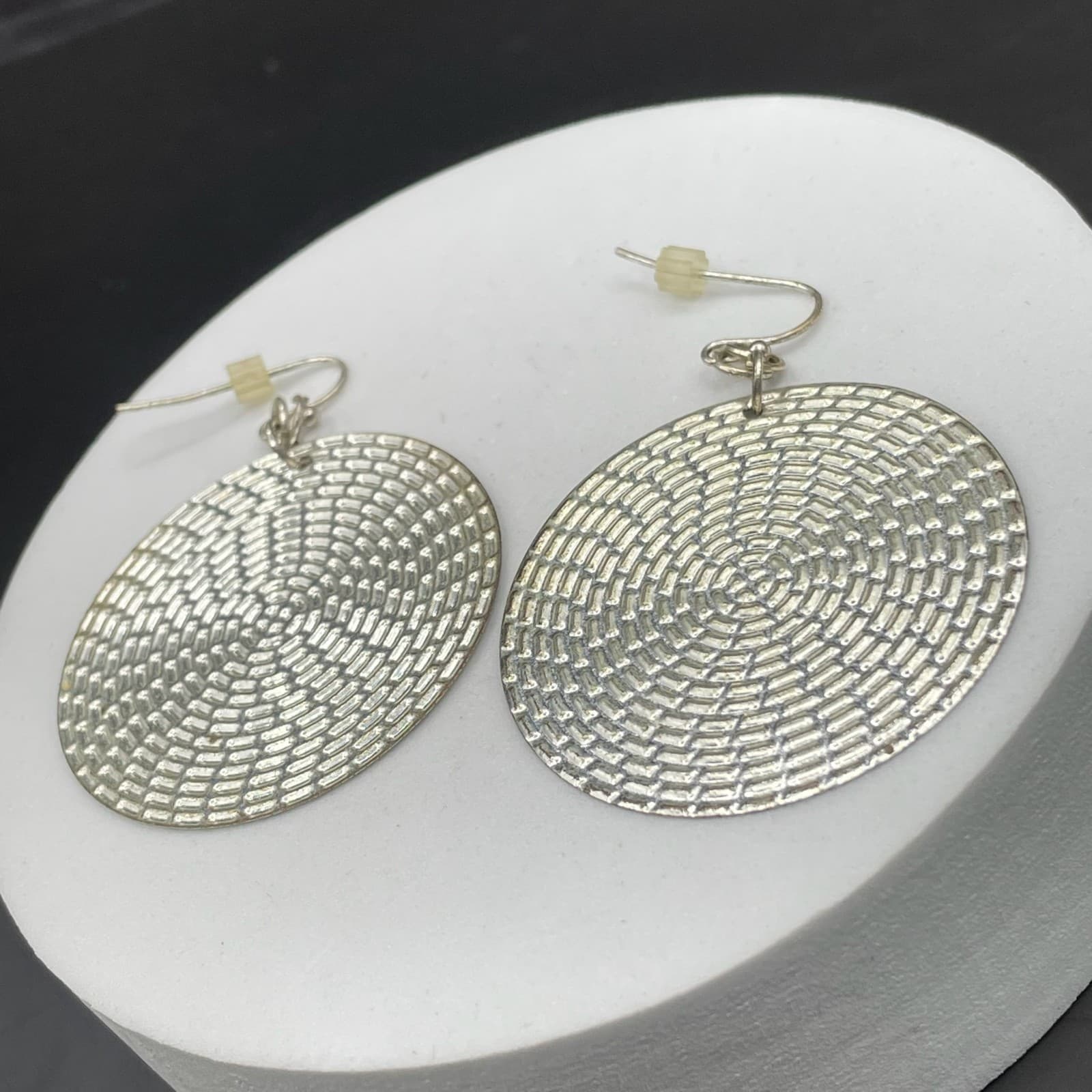 Silver Tone Textured Disc Dangle Earrings Modern Retro Style - Thumbnail 4