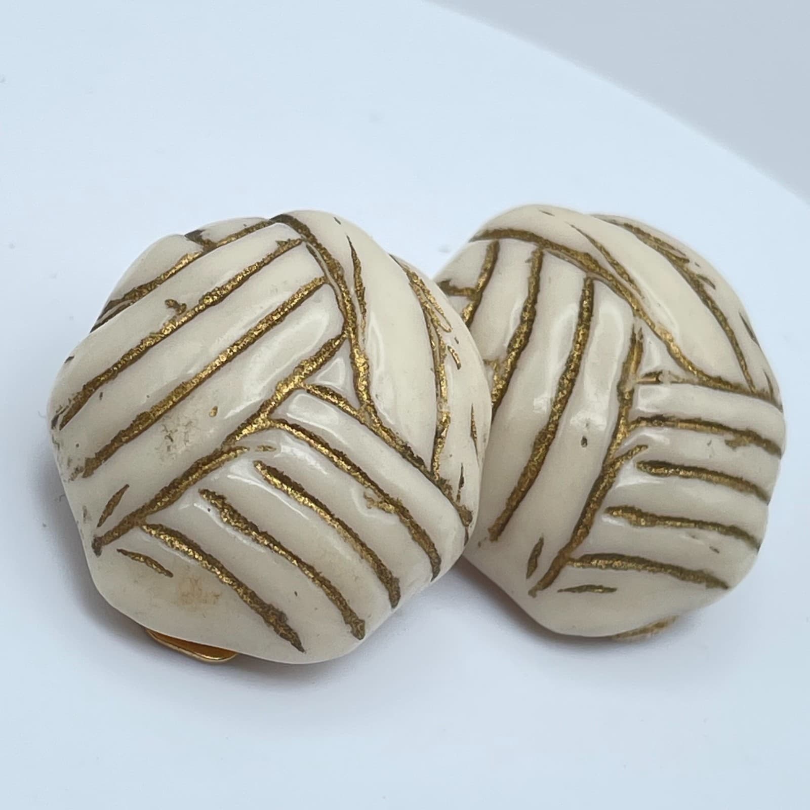 Vintage 80s Cream & Gold Tone Geometric Textured Clip On Earrings Jewelry - Thumbnail 6
