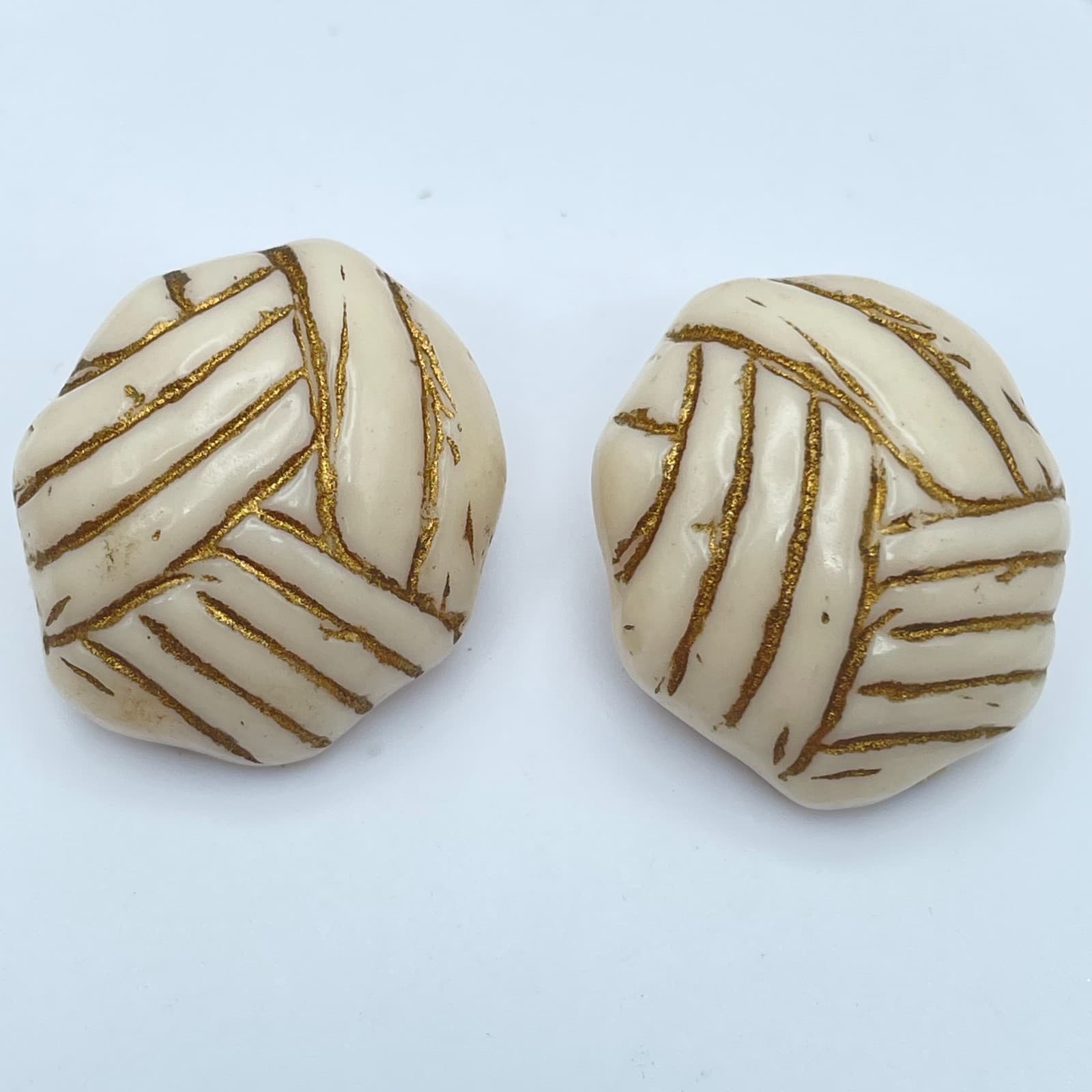 Vintage 80s Cream & Gold Tone Geometric Textured Clip On Earrings Jewelry - Thumbnail 2