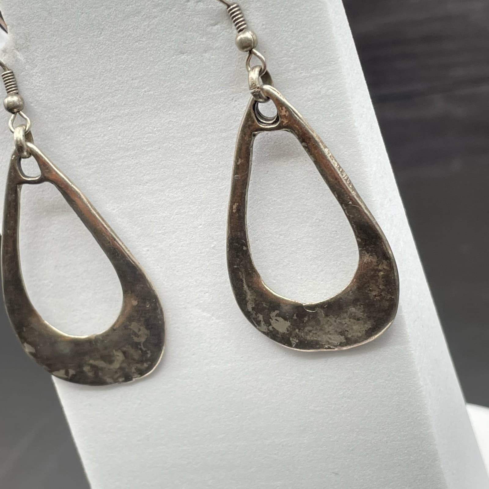 Silver Tone Hammered Teardrop Dangle Earrings Organic Modern Style - Thumbnail 3