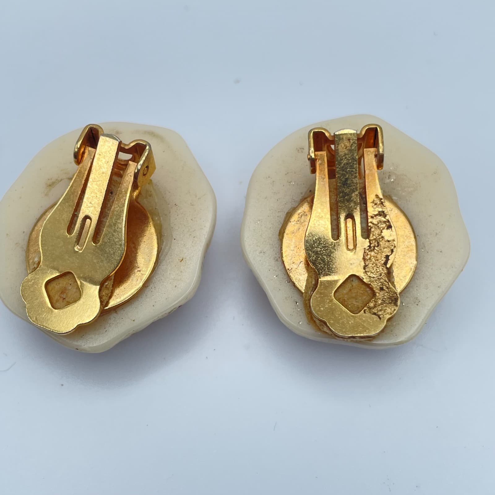 Vintage 80s Cream & Gold Tone Geometric Textured Clip On Earrings Jewelry - Thumbnail 4