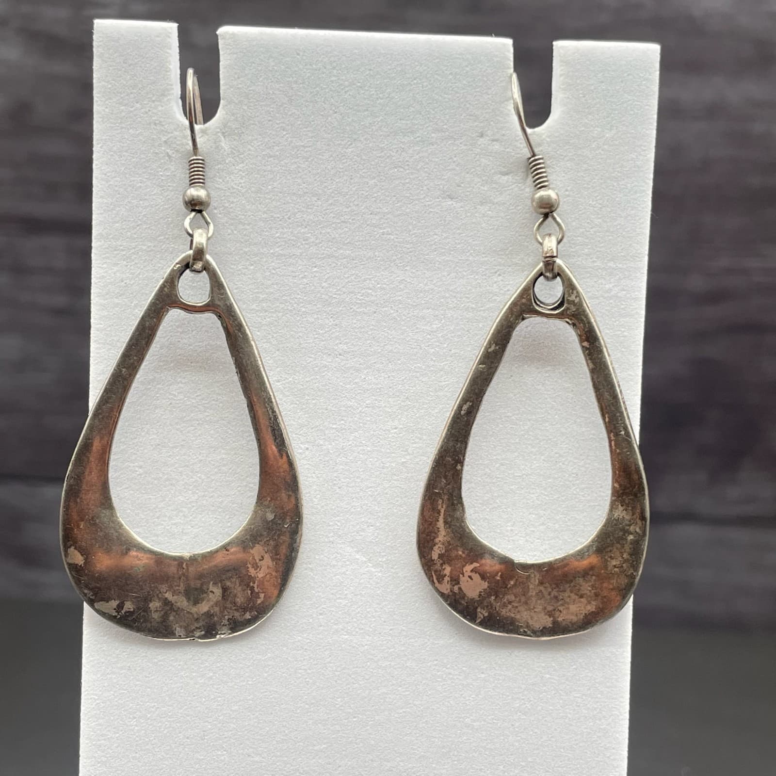 Silver Tone Hammered Teardrop Dangle Earrings Organic Modern Style - Thumbnail 4