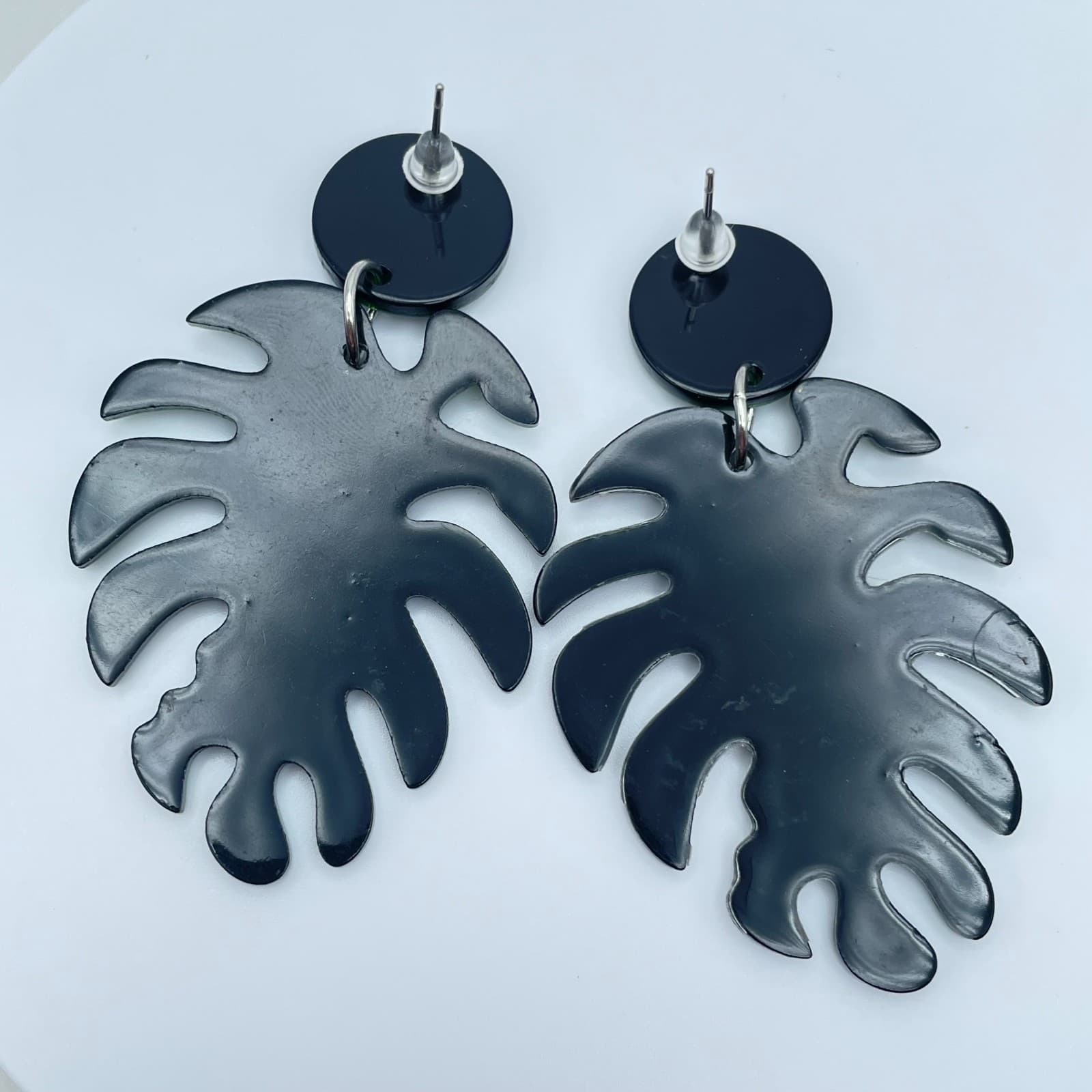Vintage Y2K Green & Black Resin Monstera Leaf Dangle Earring Silver Tone Jewelry - Thumbnail 2